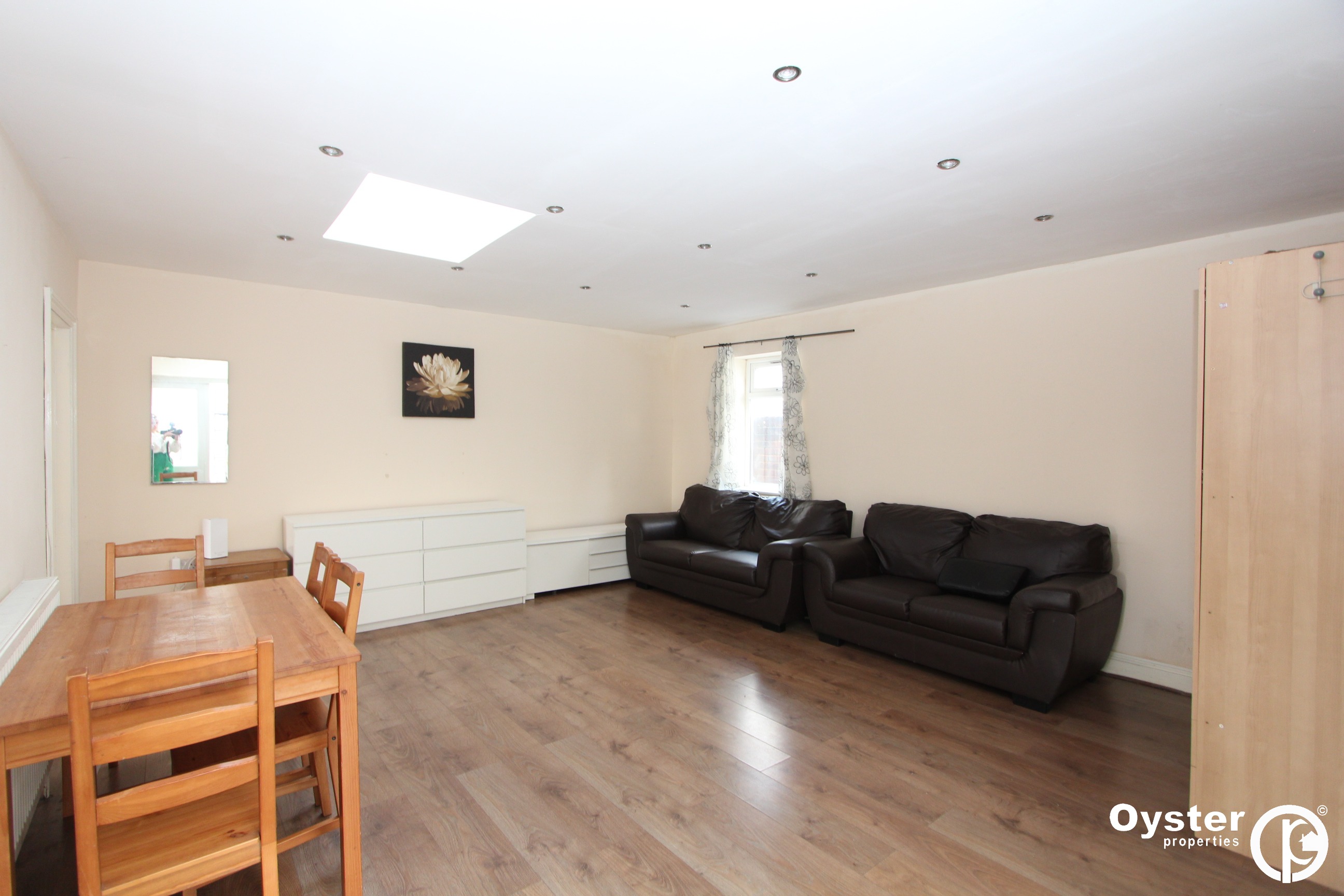 2 bed Bungalow, Uppingham Avenue, Stanmore, HA7