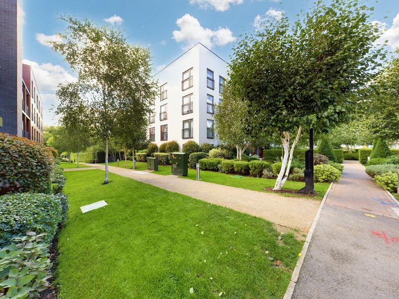 3 bed Flat, Henry Court, Stanmore, HA7