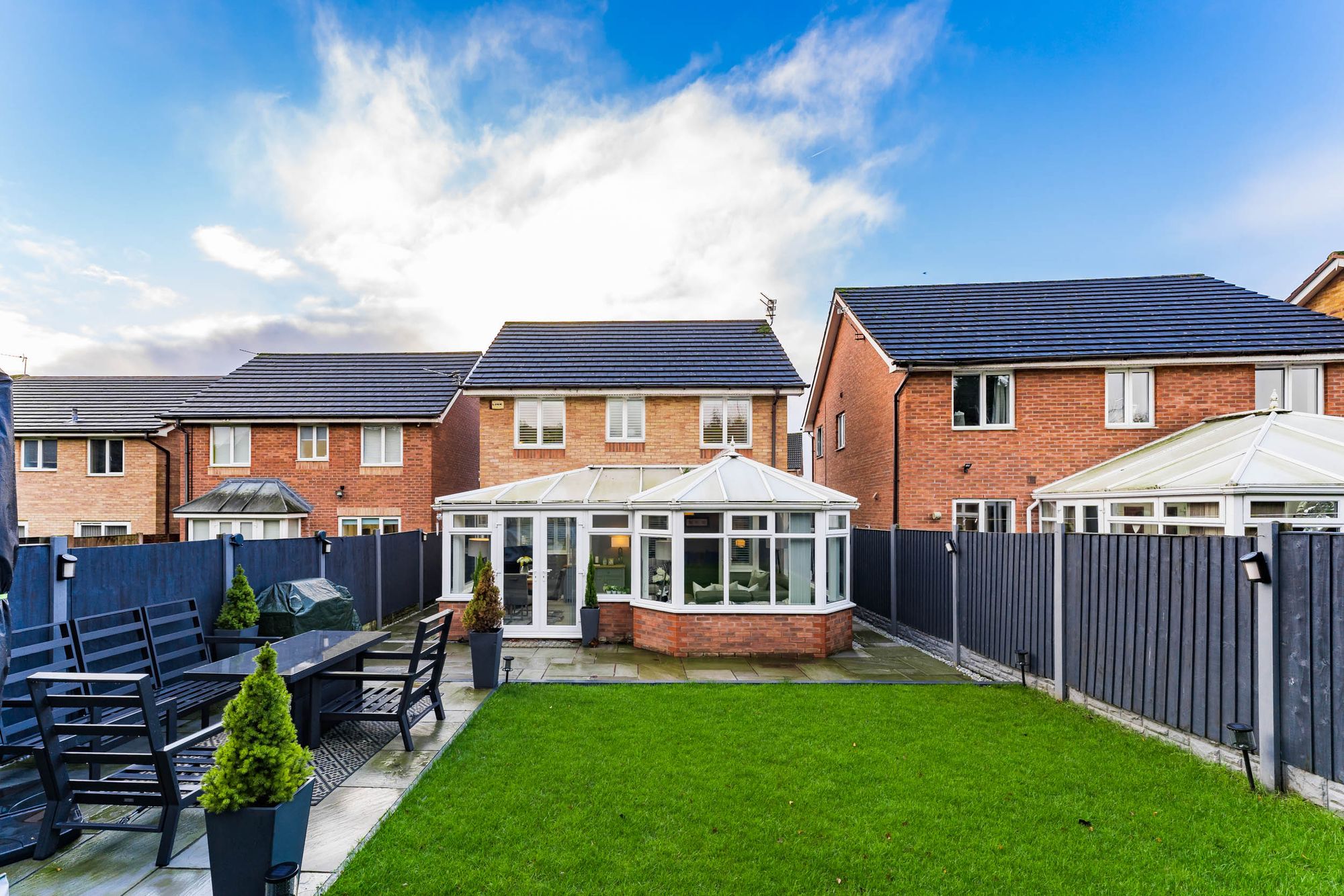 Hampton Court Way, Widnes, WA8