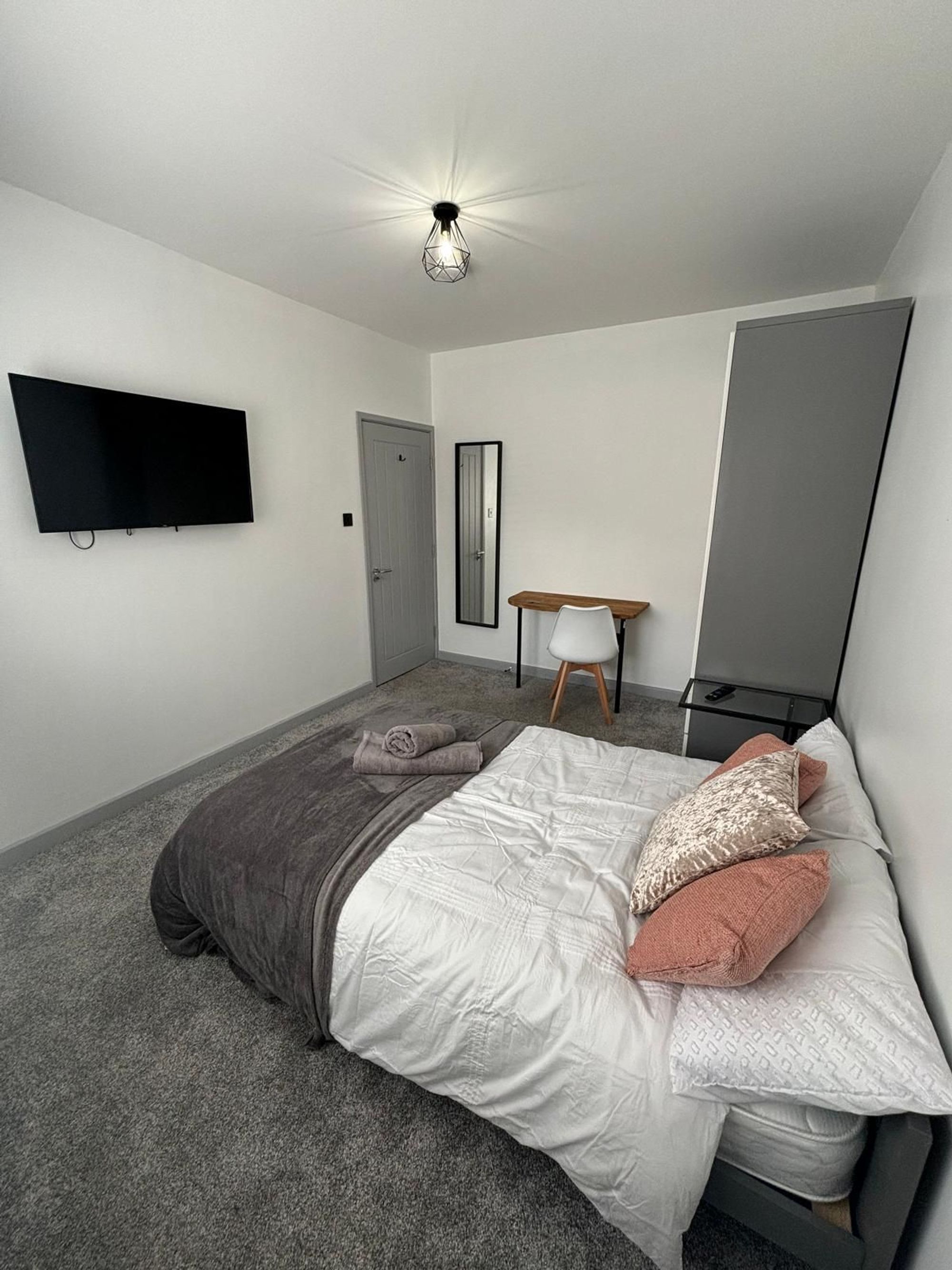 Room 1, 33 Gresham Road, Middlesbrough