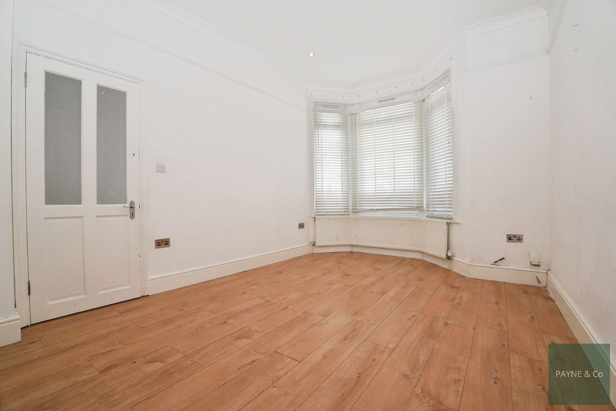 Bed, Property For Sale in 132a Thorold Road, Ilford, IG1 4EY