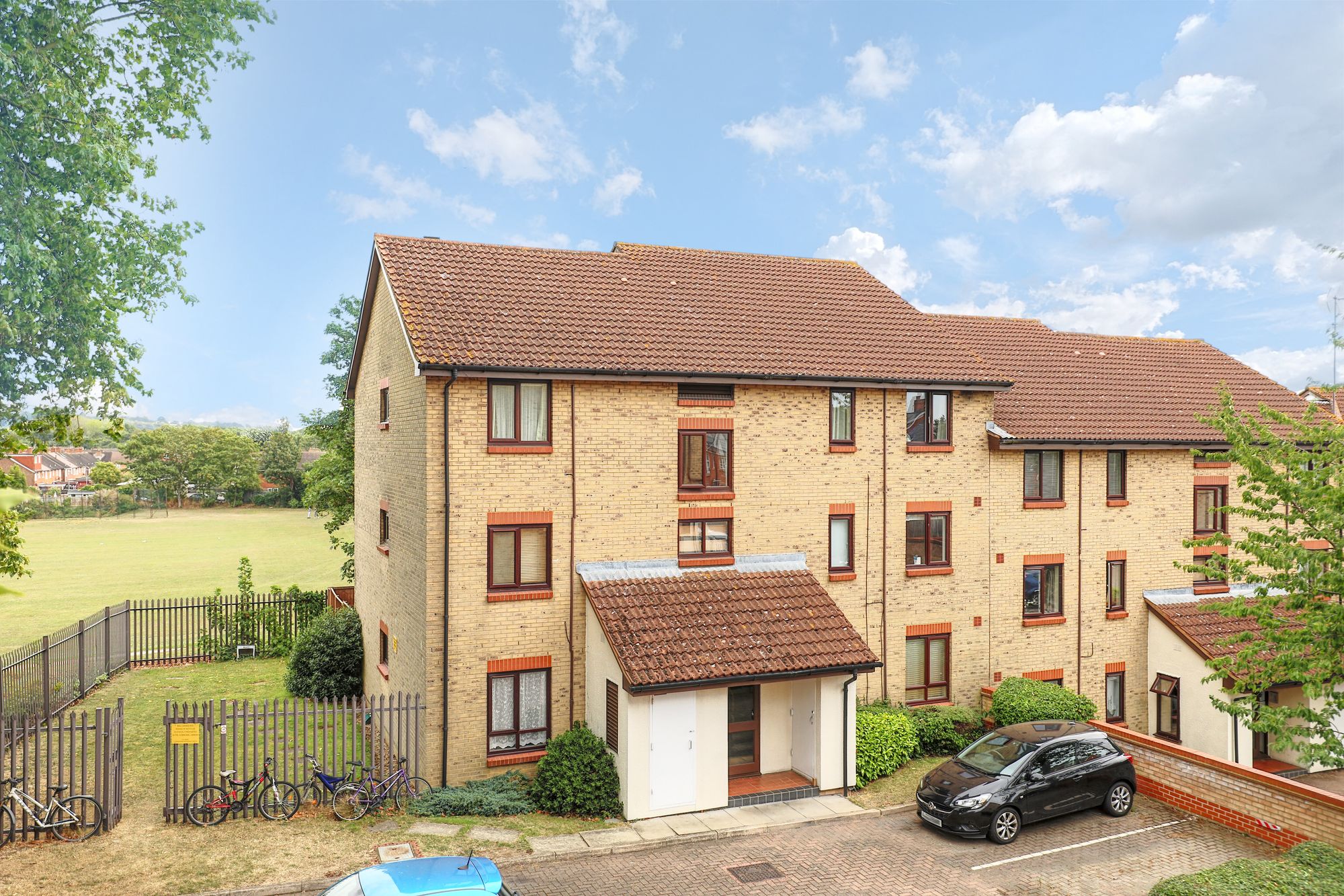 Guinevere Gardens, Waltham Cross, EN8