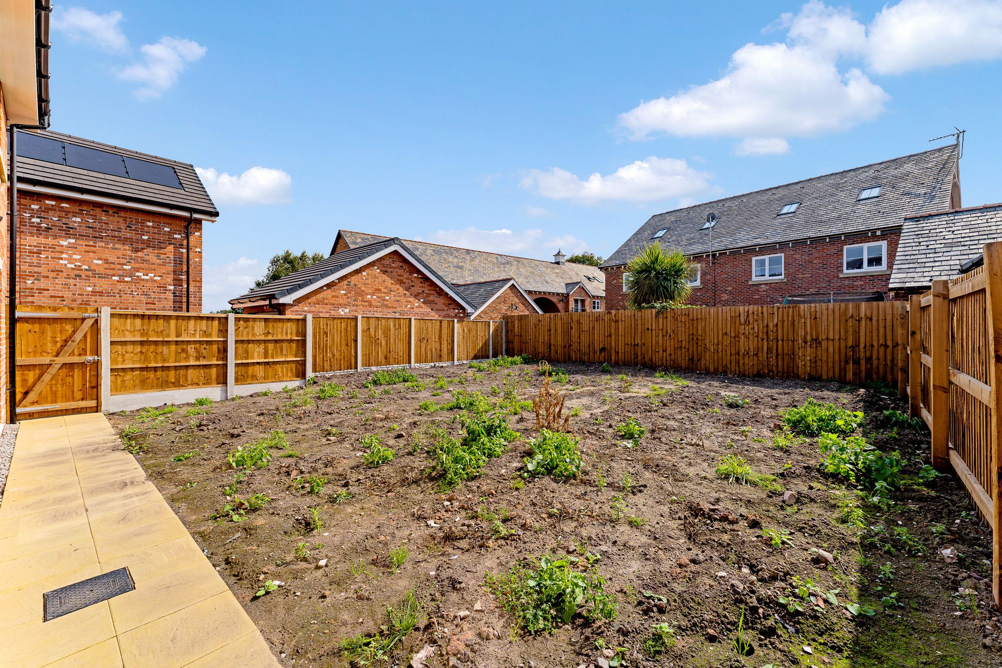 Halis Court, Hale Village, L24