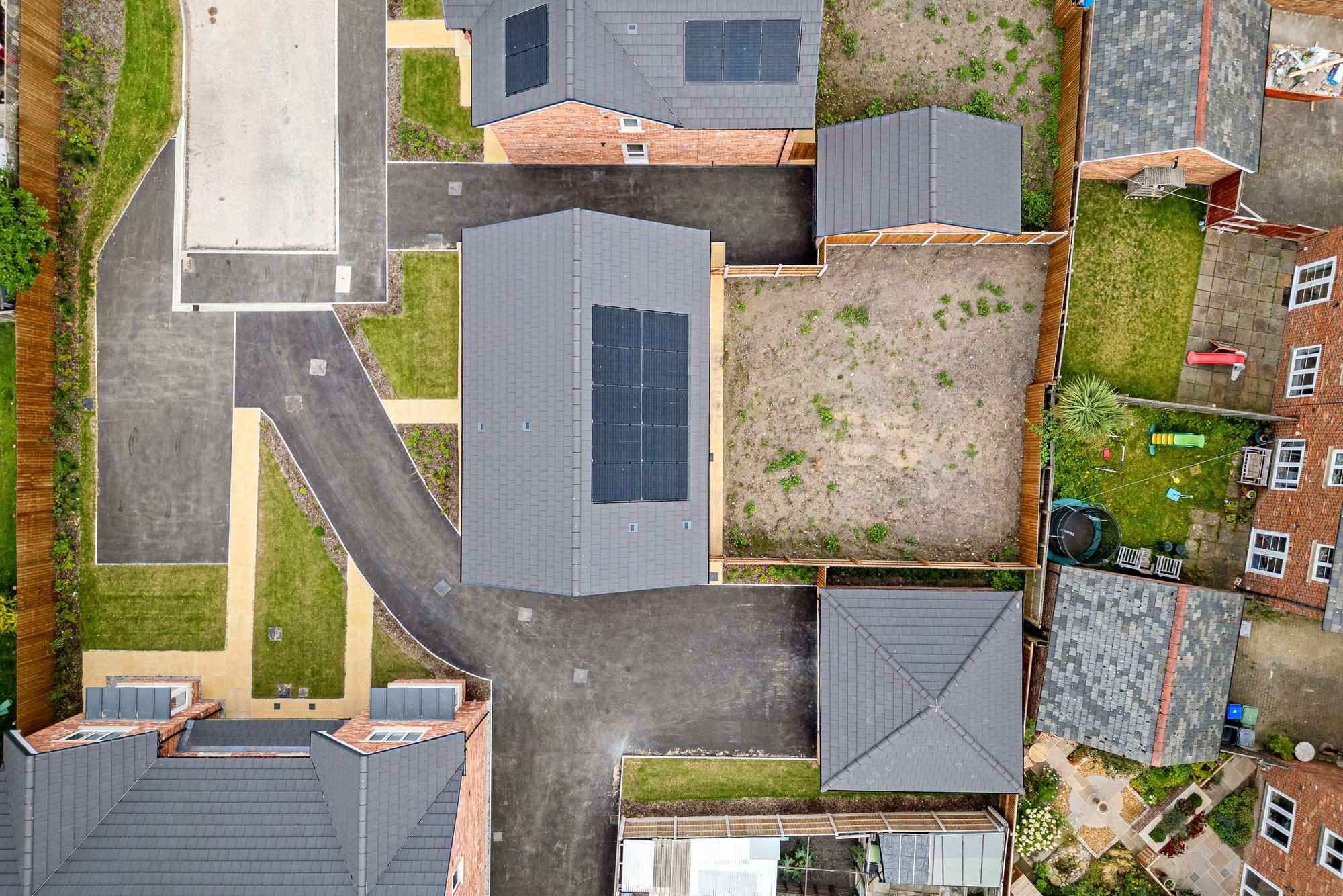 Halis Court, Hale Village, L24