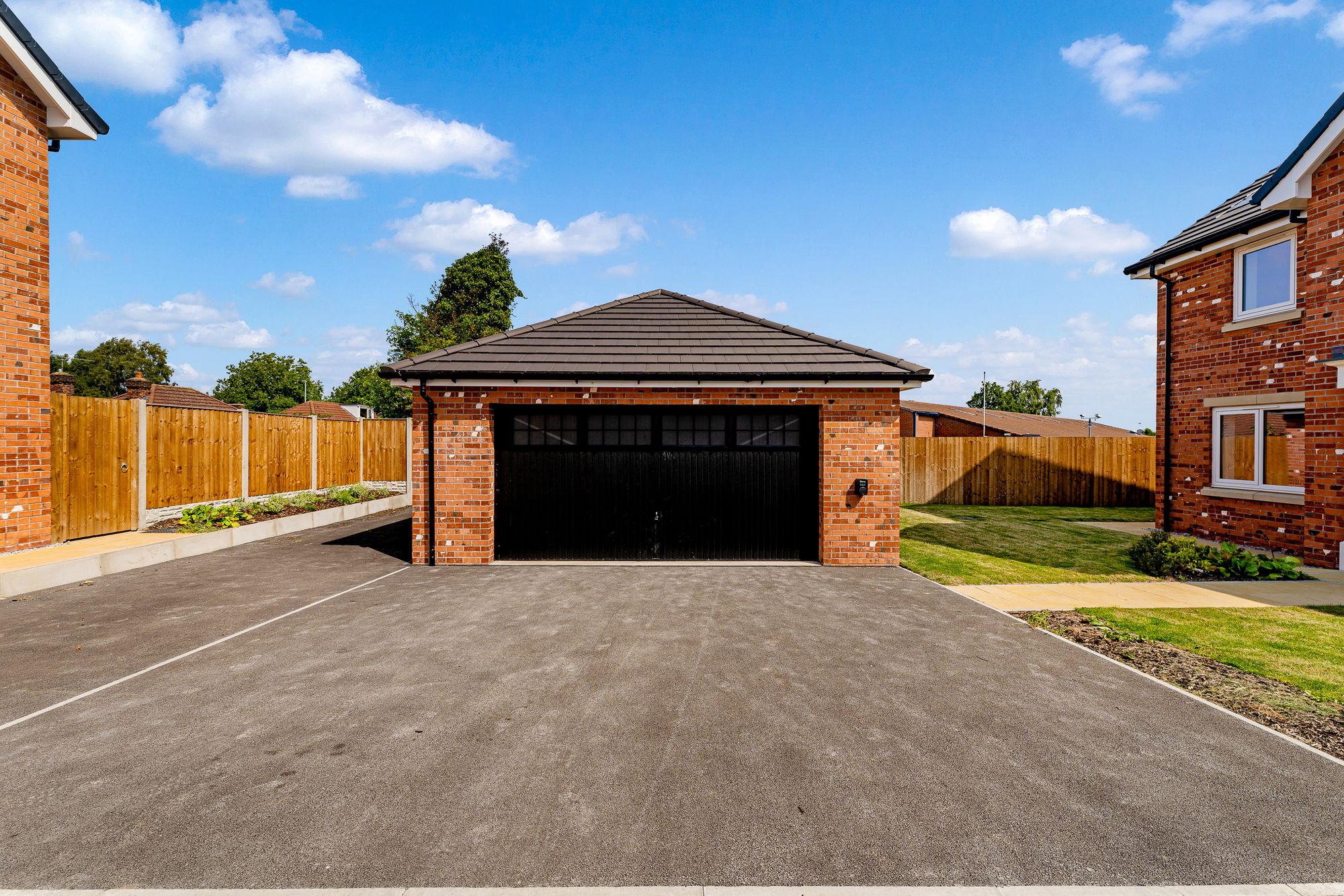 Halis Court, Hale Village, L24