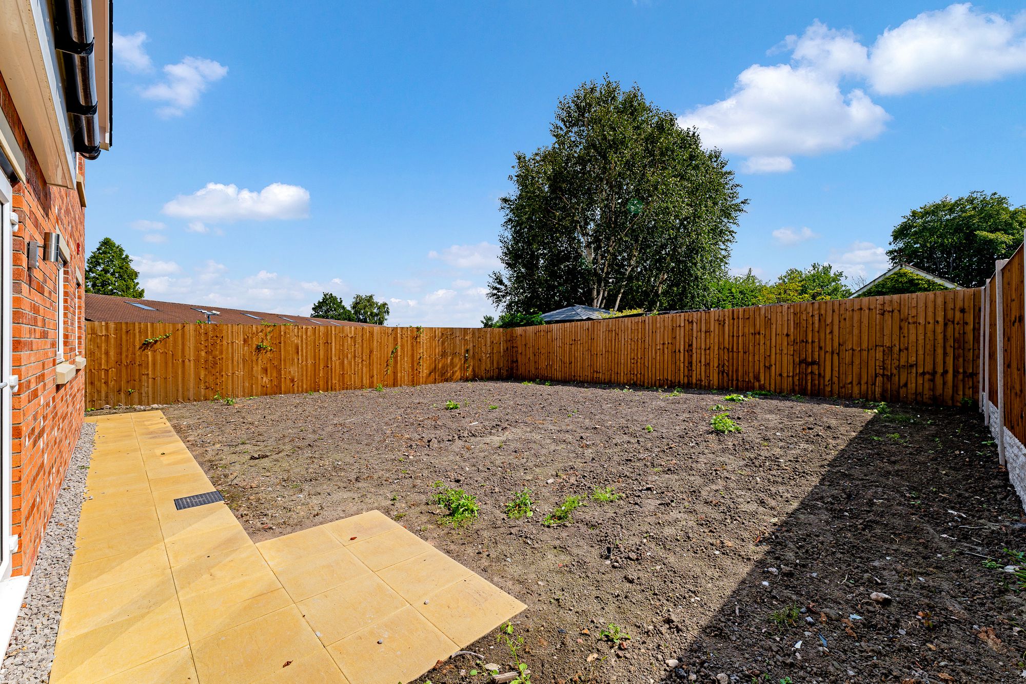 Halis Court, Hale Village, L24