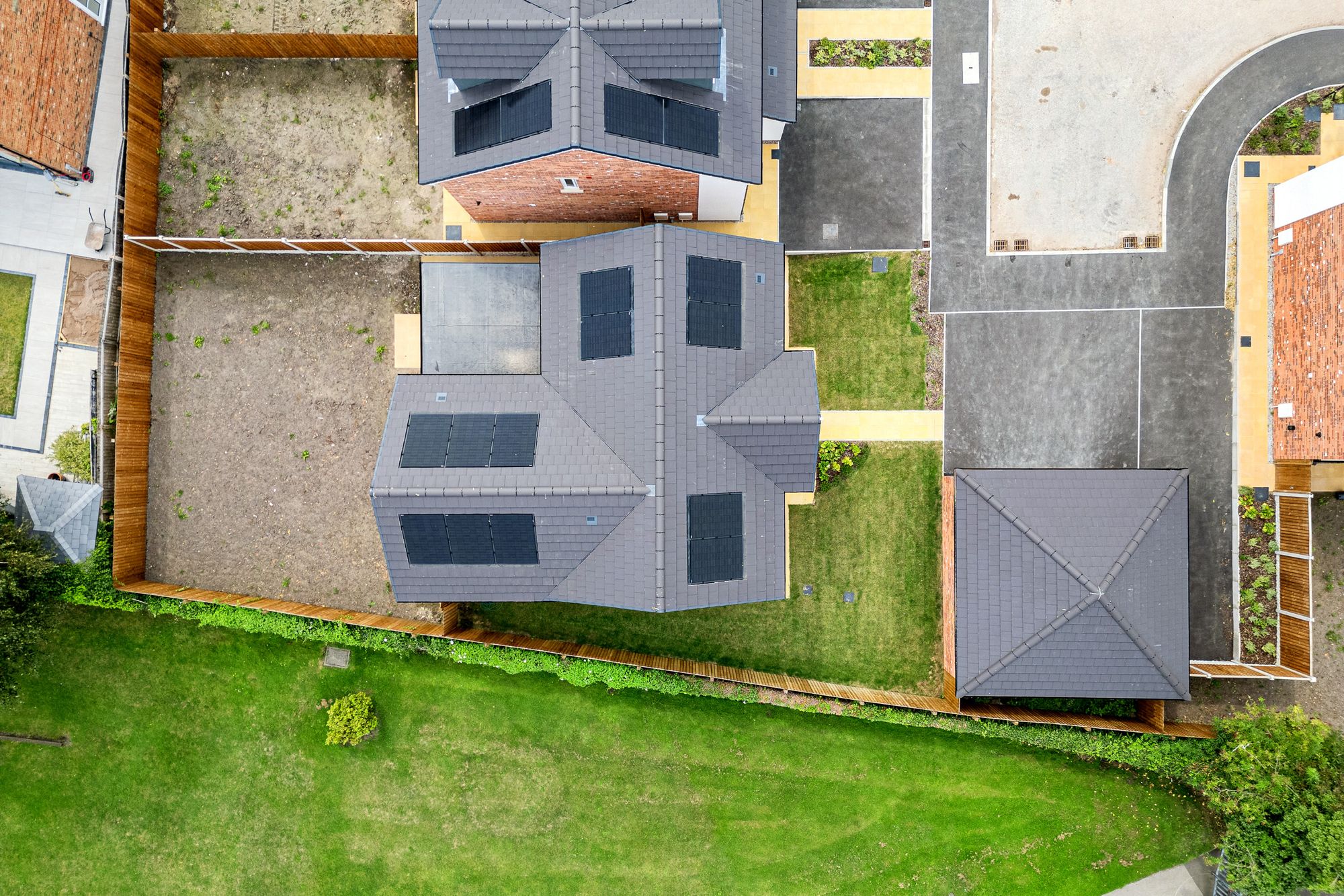 Halis Court, Hale Village, L24