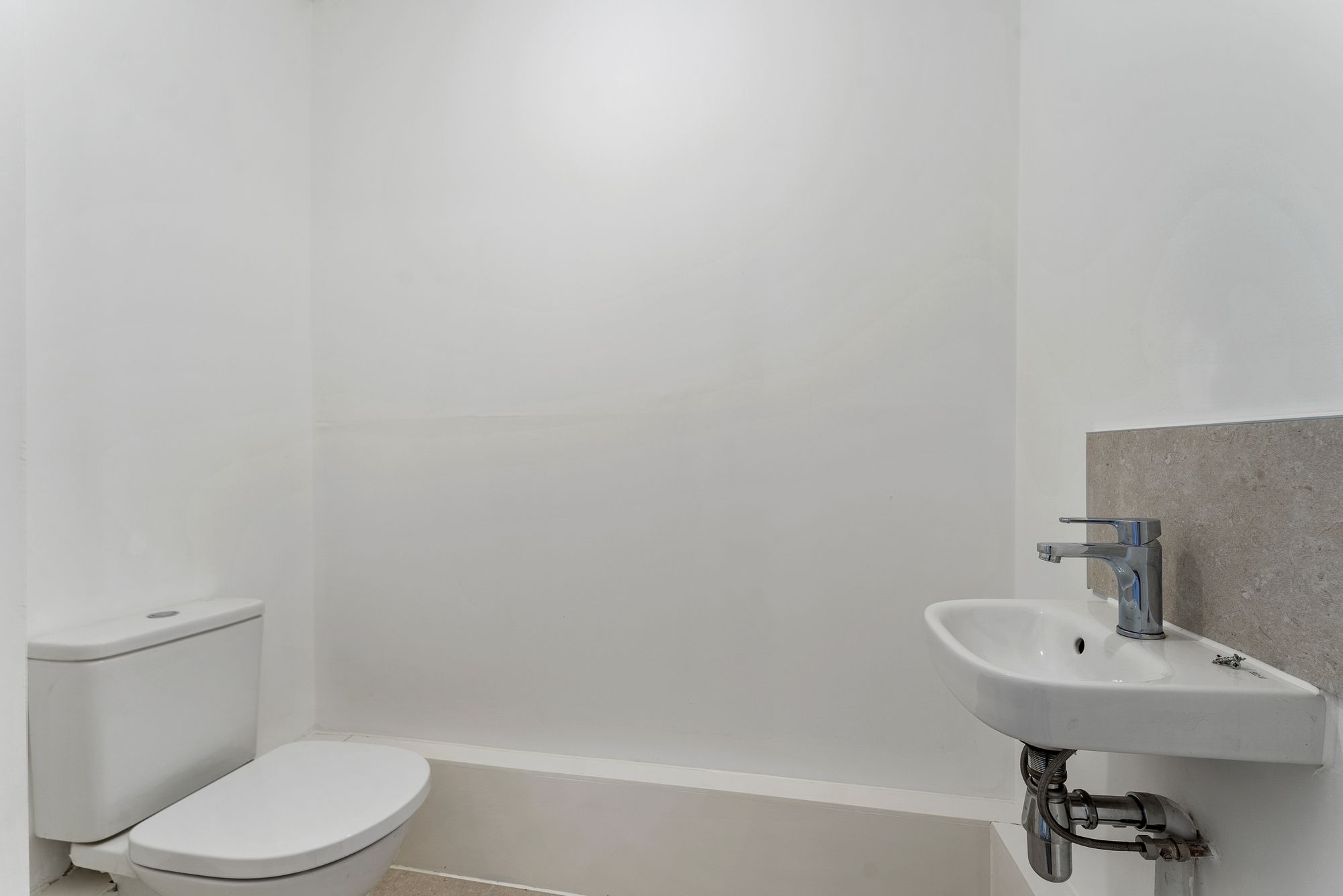 Halis Court, Hale Village, L24