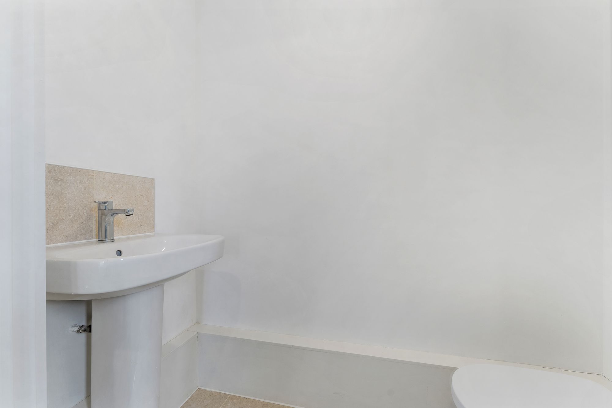 Halis Court, Hale Village, L24