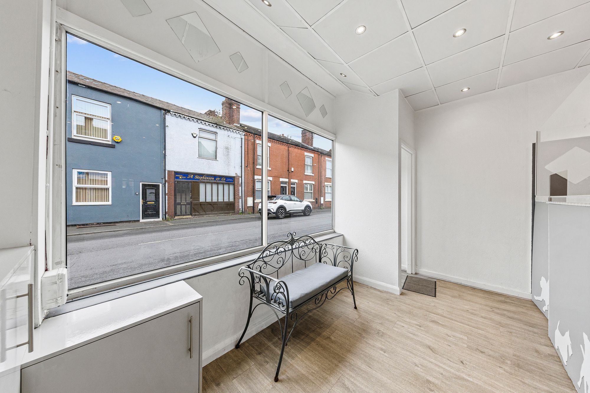 Pretty Paws, Newton-Le-Willows