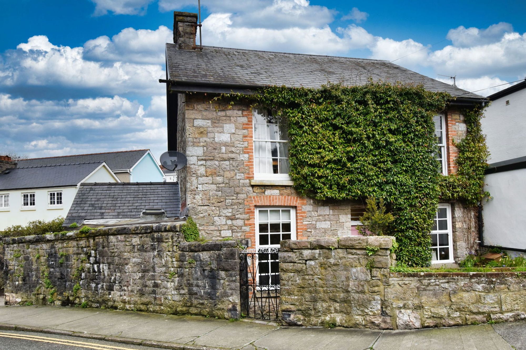 St. Johns Hill, Tenby, SA70