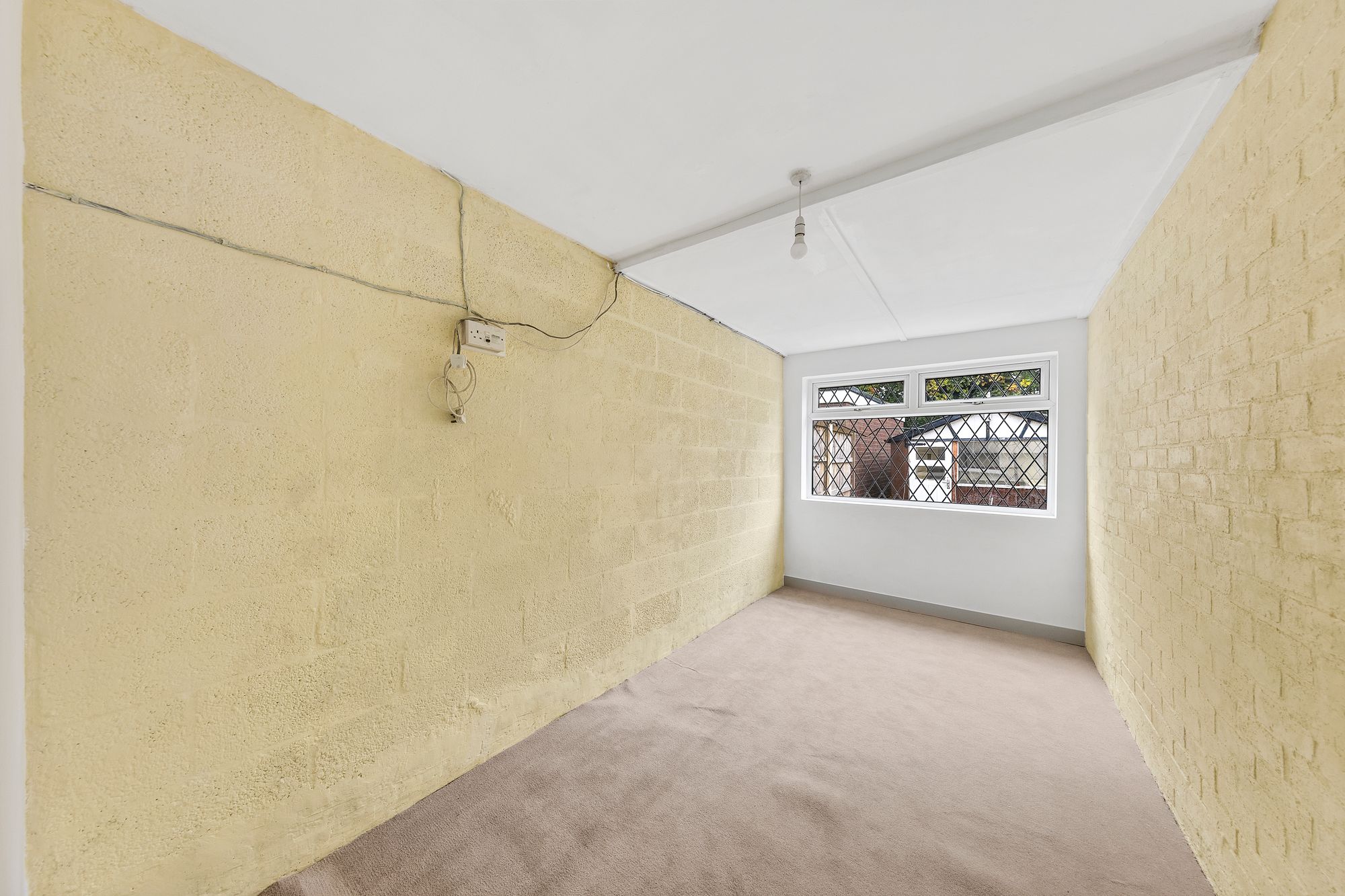 Greymist Avenue, Woolston, WA1