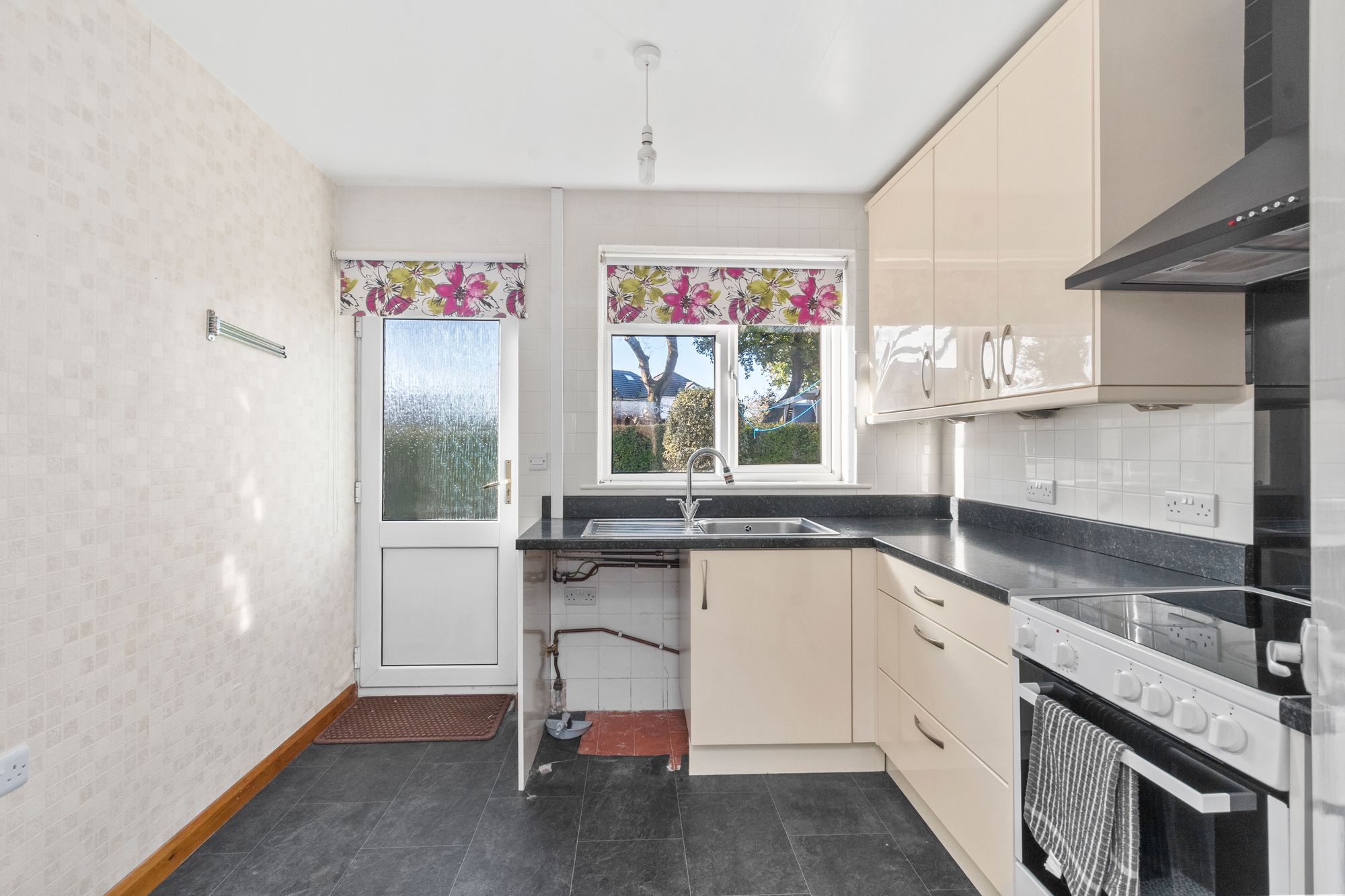 Barnes Avenue, Fearnhead, WA2