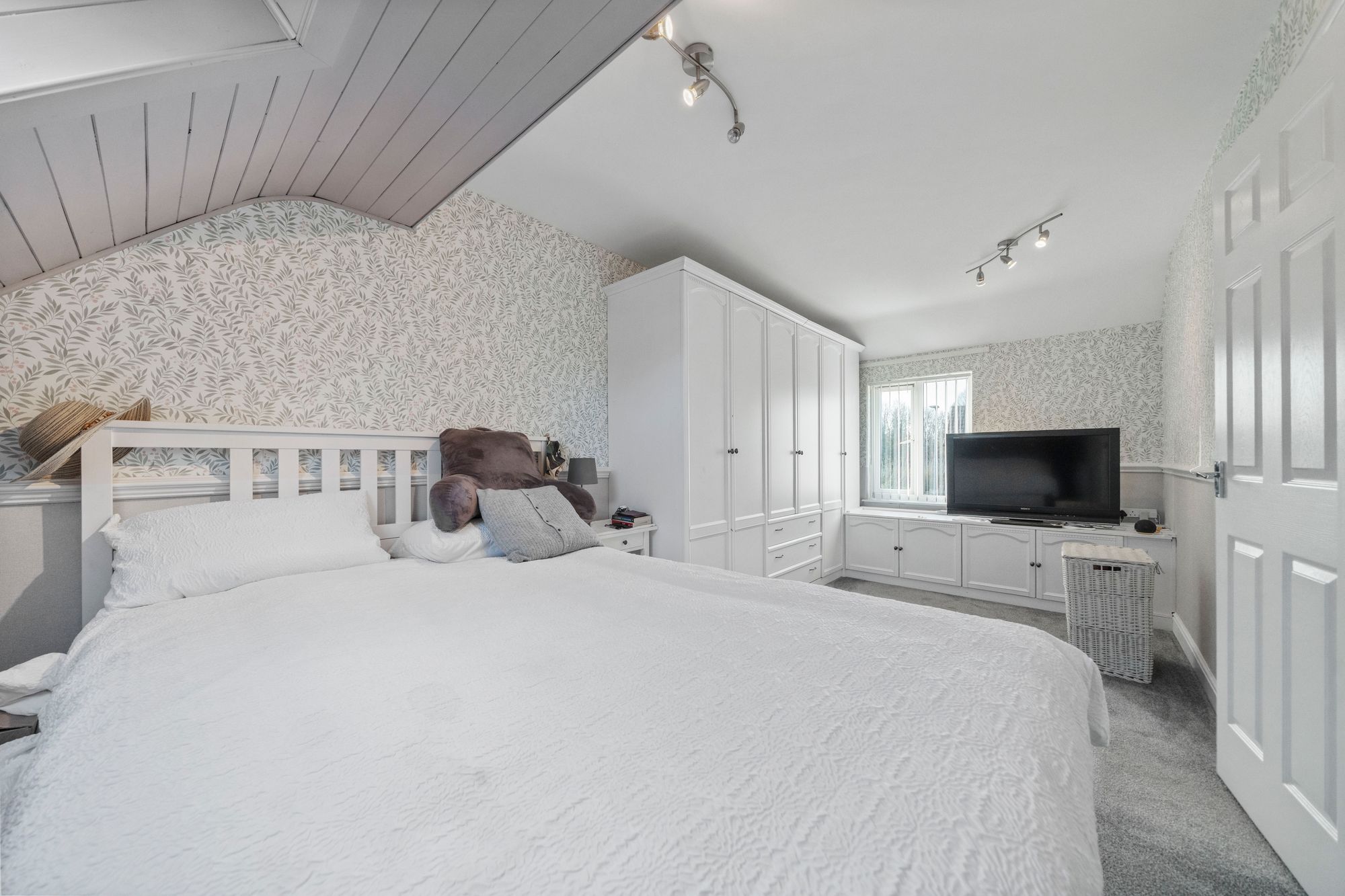 Rowland Close, Fearnhead, WA2