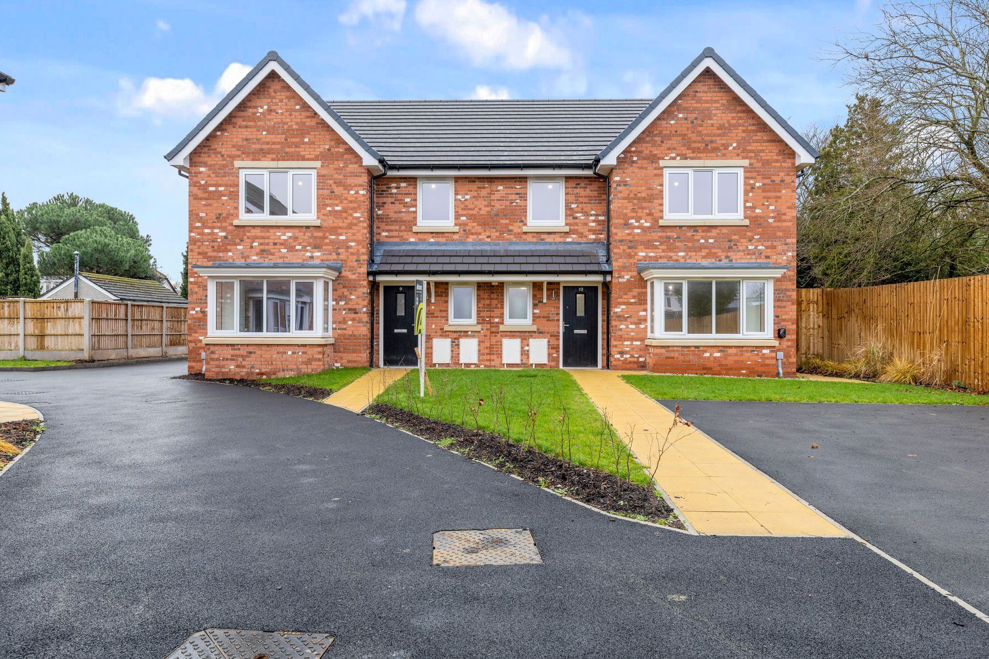 Halis Court, Hale Village, L24