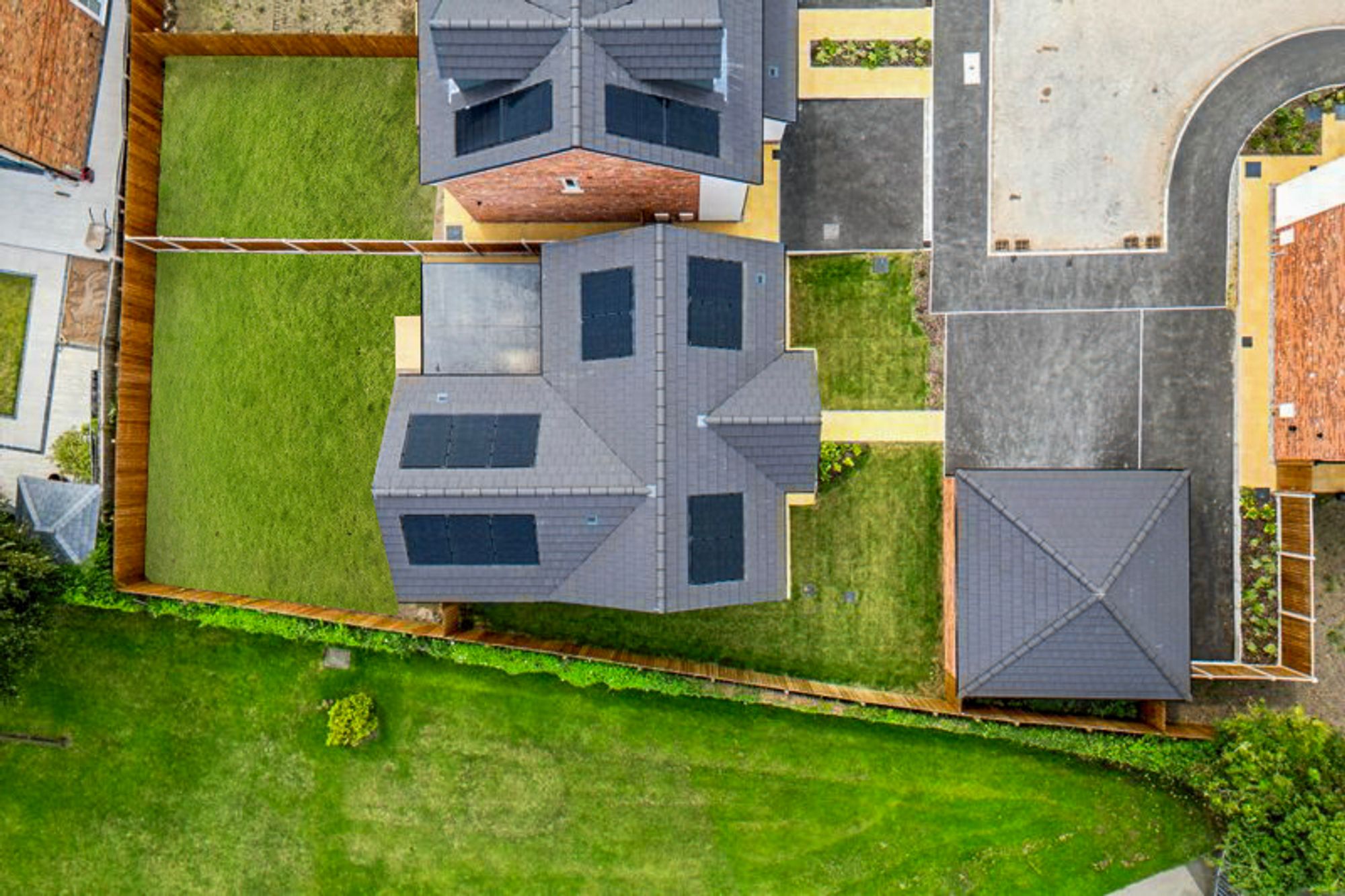 Halis Court, Hale Village, L24