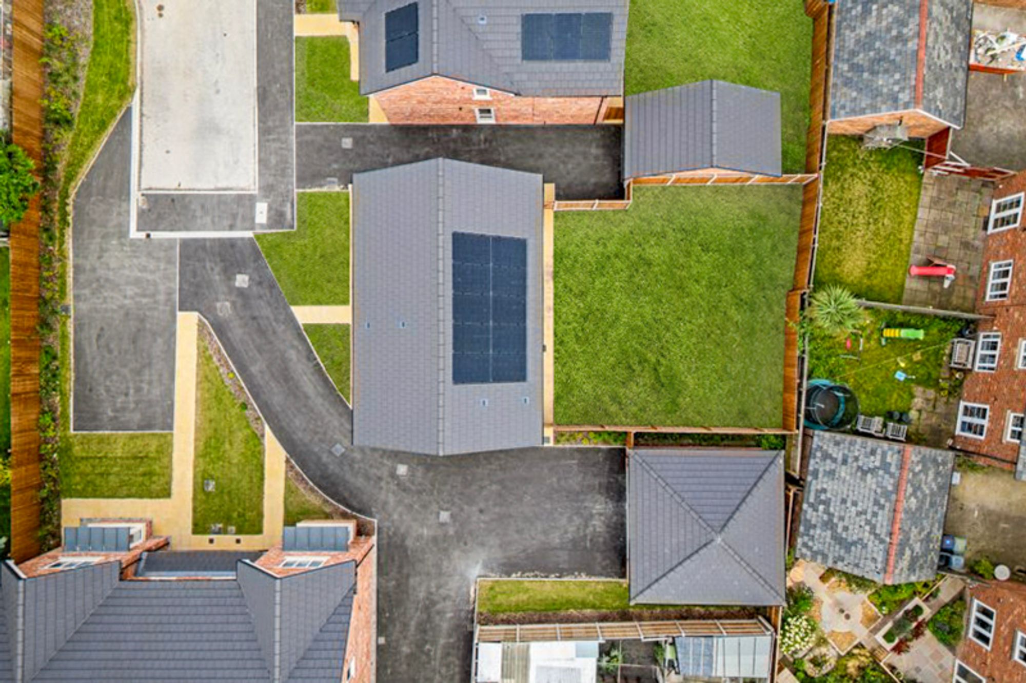 Halis Court, Hale Village, L24