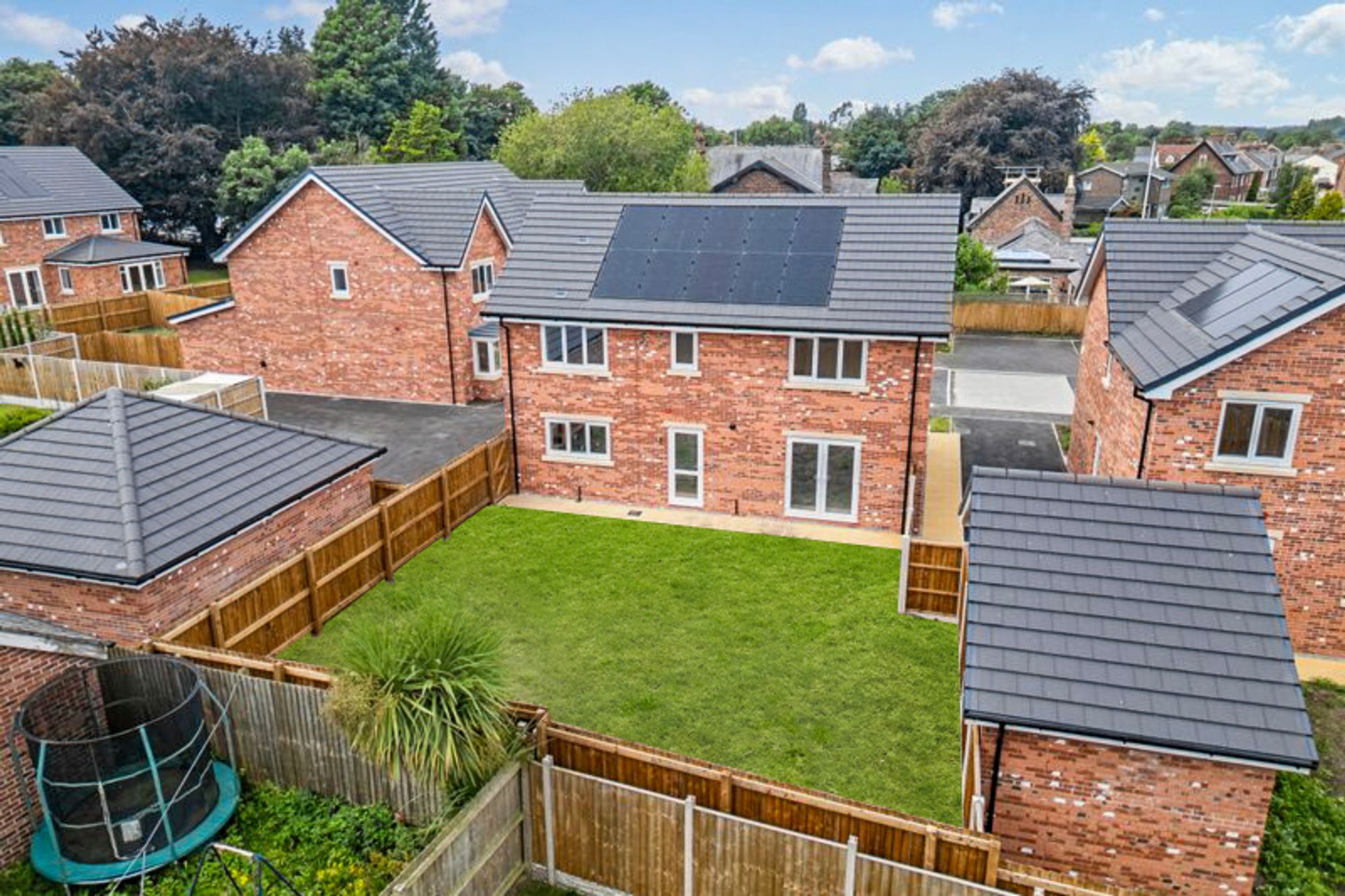 Halis Court, Hale Village, L24