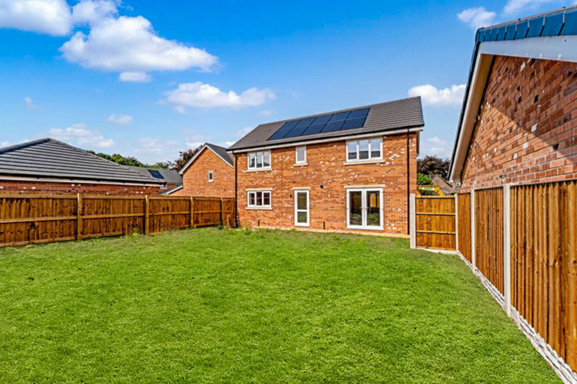 Halis Court, Hale Village, L24