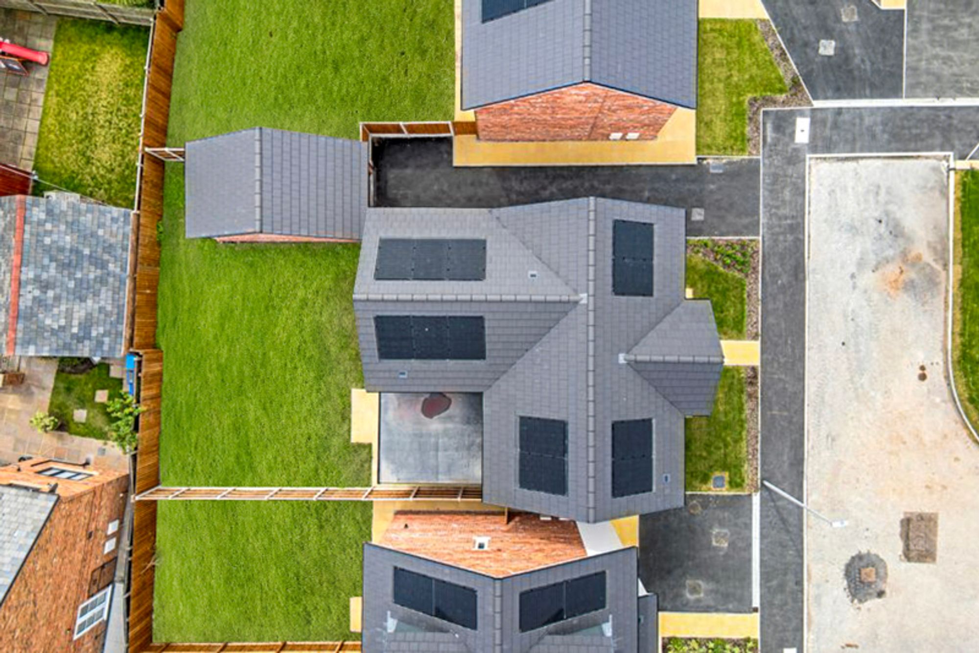 Halis Court, Hale Village, L24