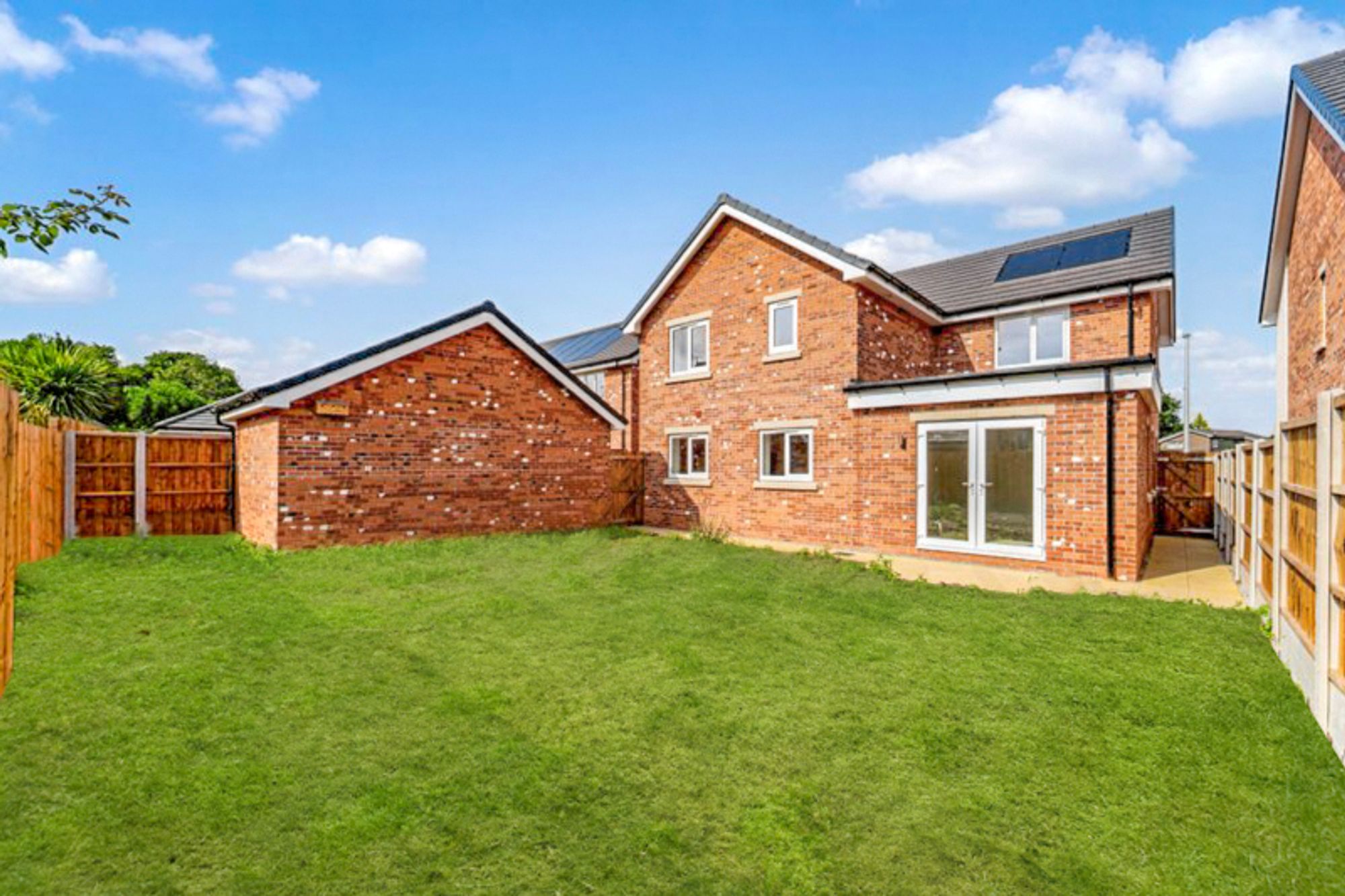 Halis Court, Hale Village, L24