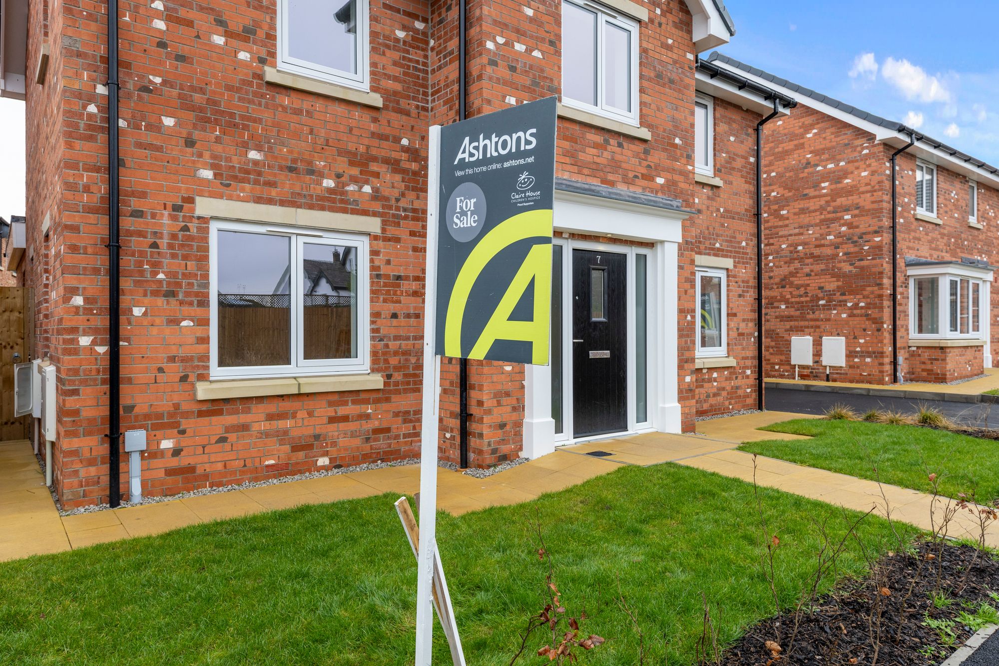 Halis Court, Hale Village, L24