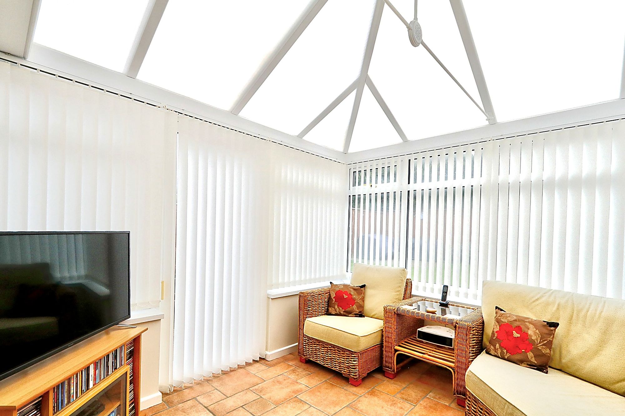 conservatory_rightmove_bright_sharp_straight