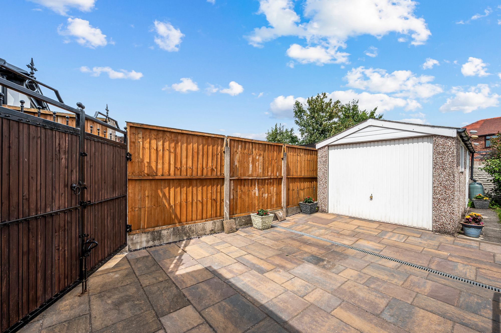 Broadway, Grange Park, WA10