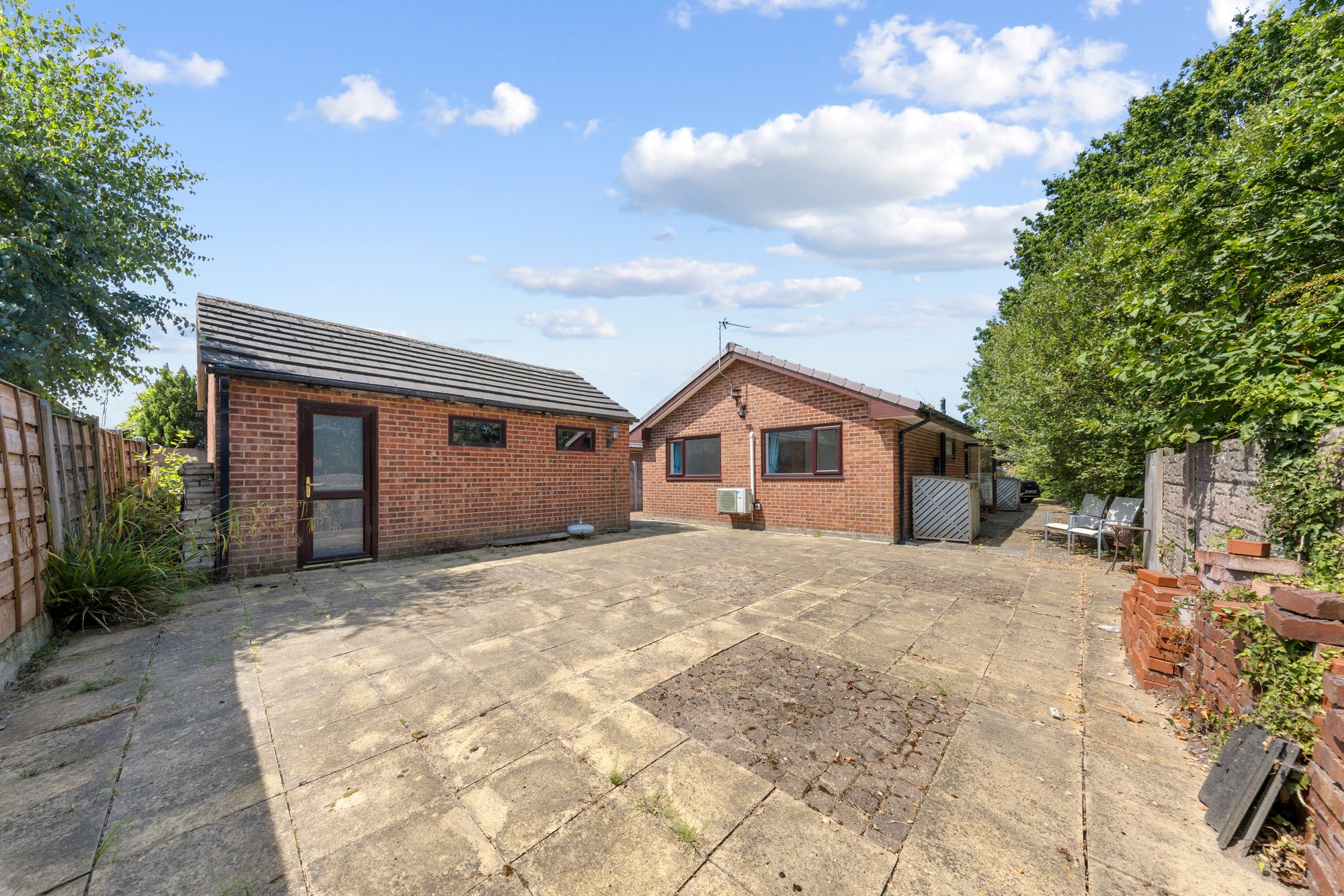 The Pipers, Lowton, WA3