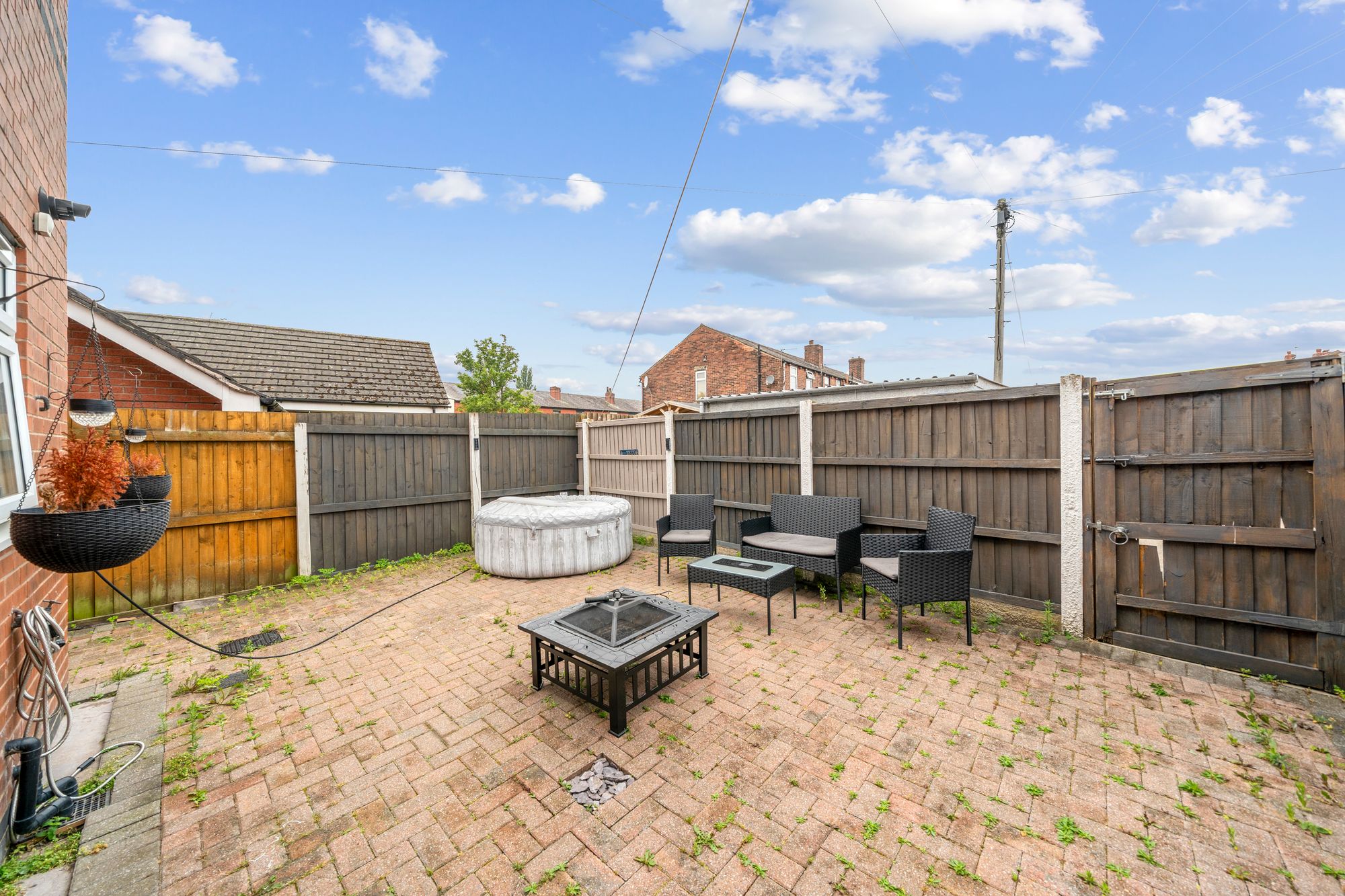 Manchester Road, Leigh, WN7