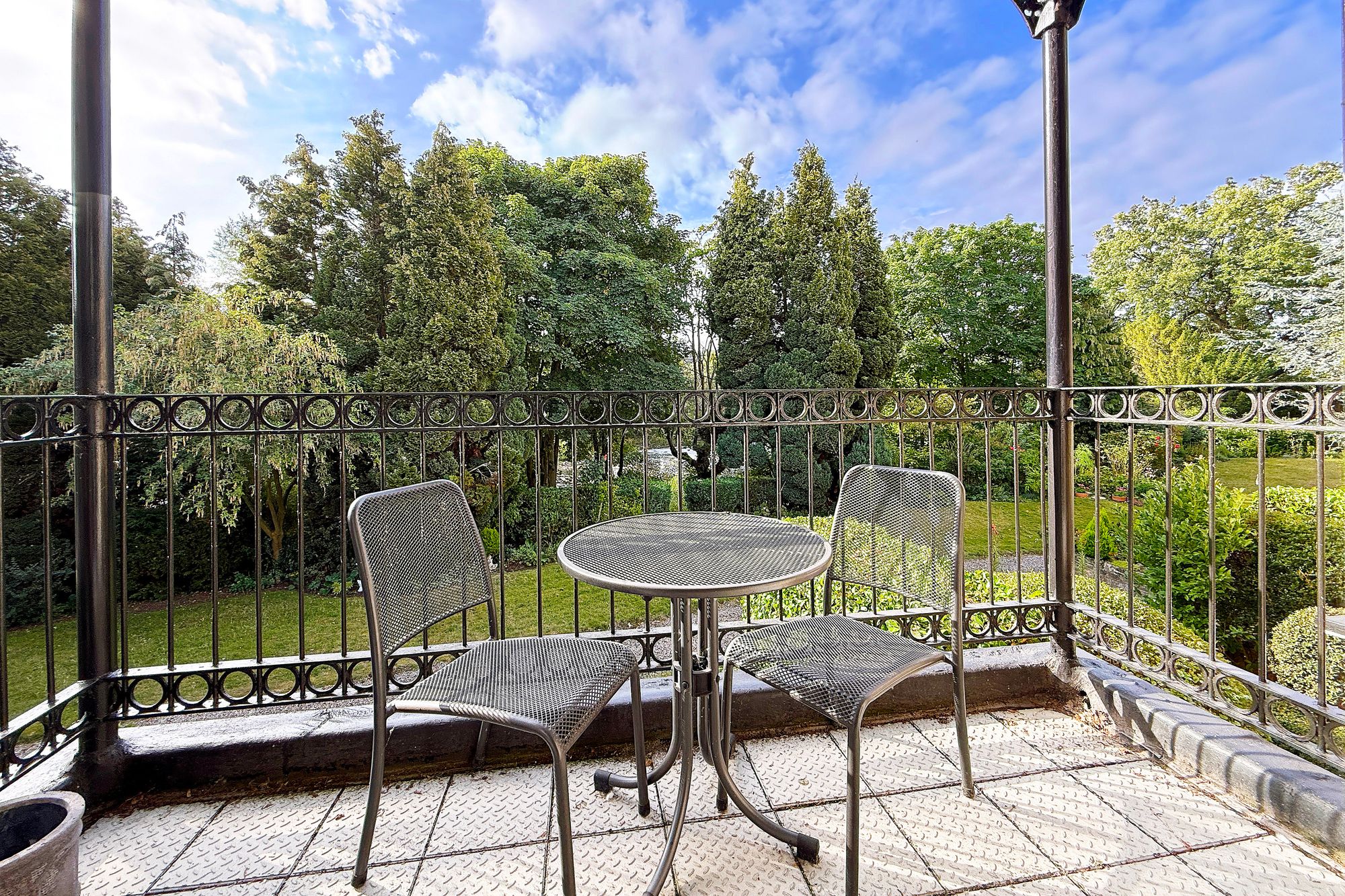 Harrogate Road, Harewood, LS17
