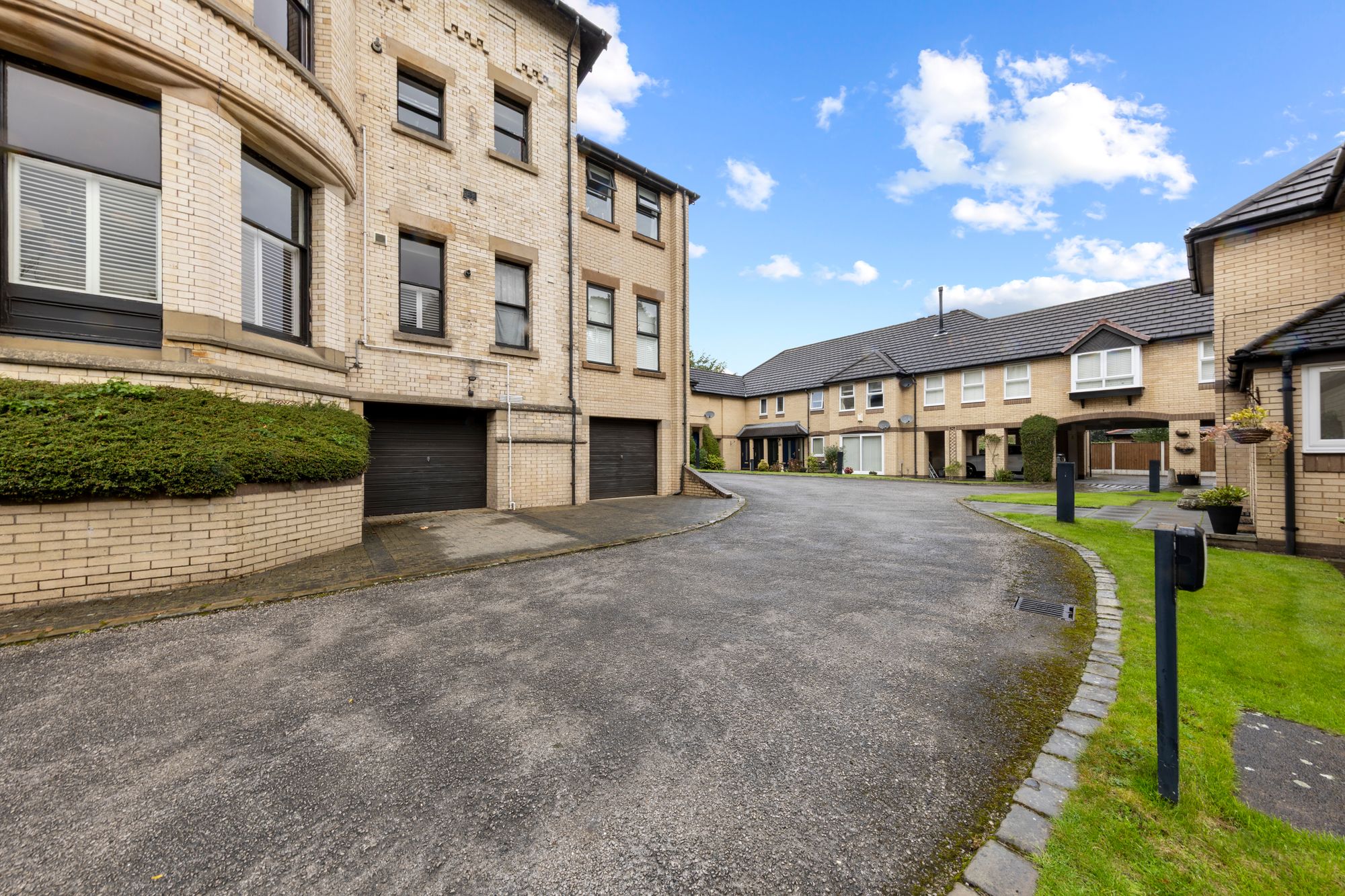 Dingle Bank Close, Lymm, WA13