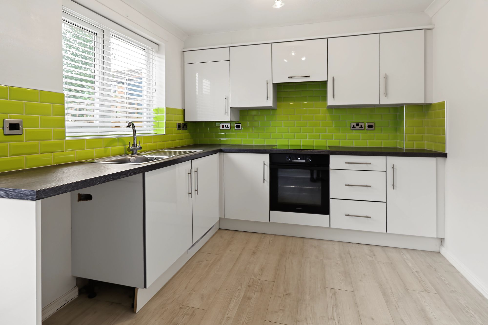 Bainbridge Avenue, Lowton, WA3