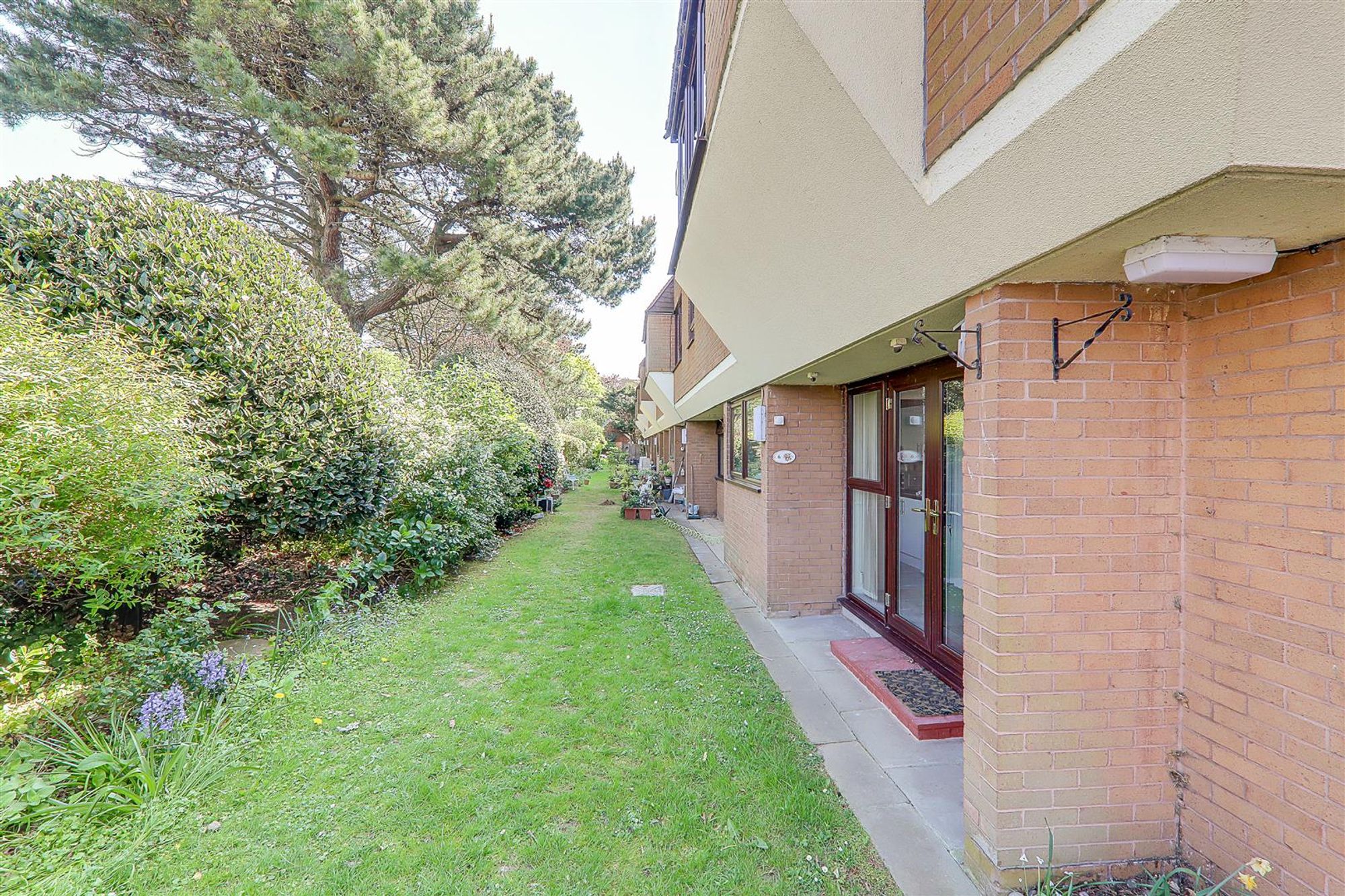 Retirement Property | Flat 6, Guardian Court Rogate Road, Worthing, BN13 2EE | For Sale