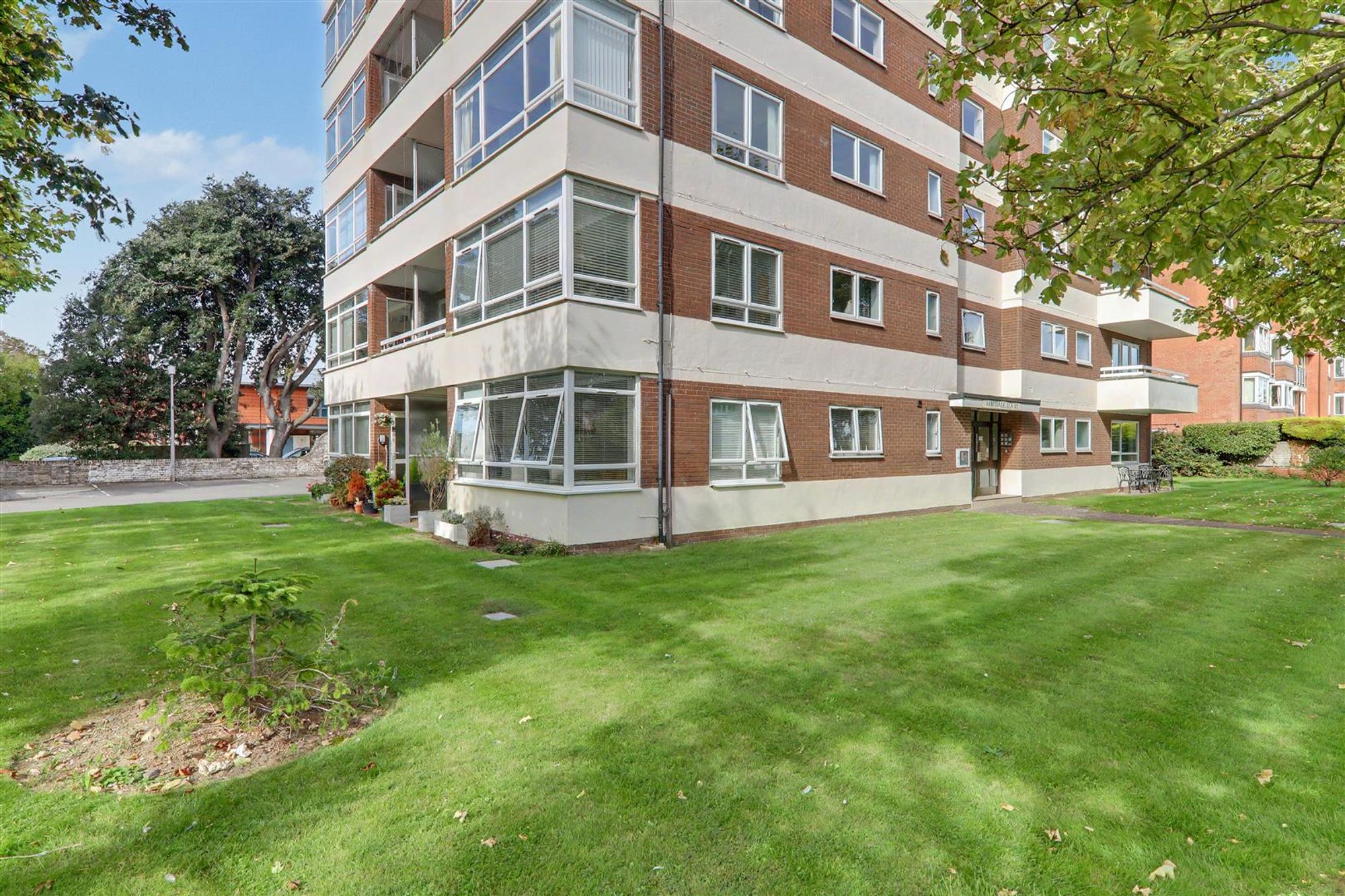 Flat | Flat 2, Airedale Court Heene Road, Worthing, BN11 4LH | For Sale