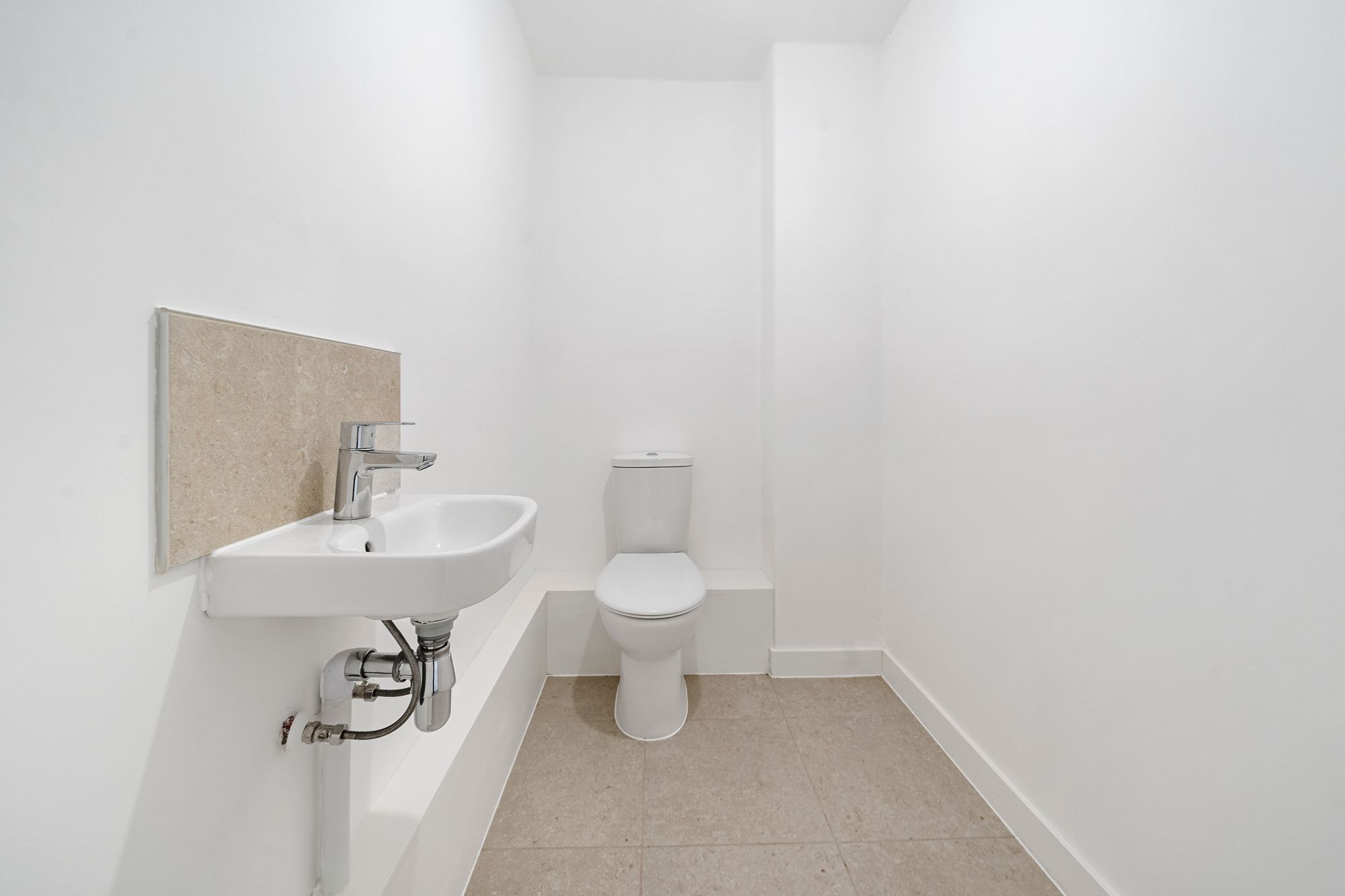 Halis Court, Hale Village, L24