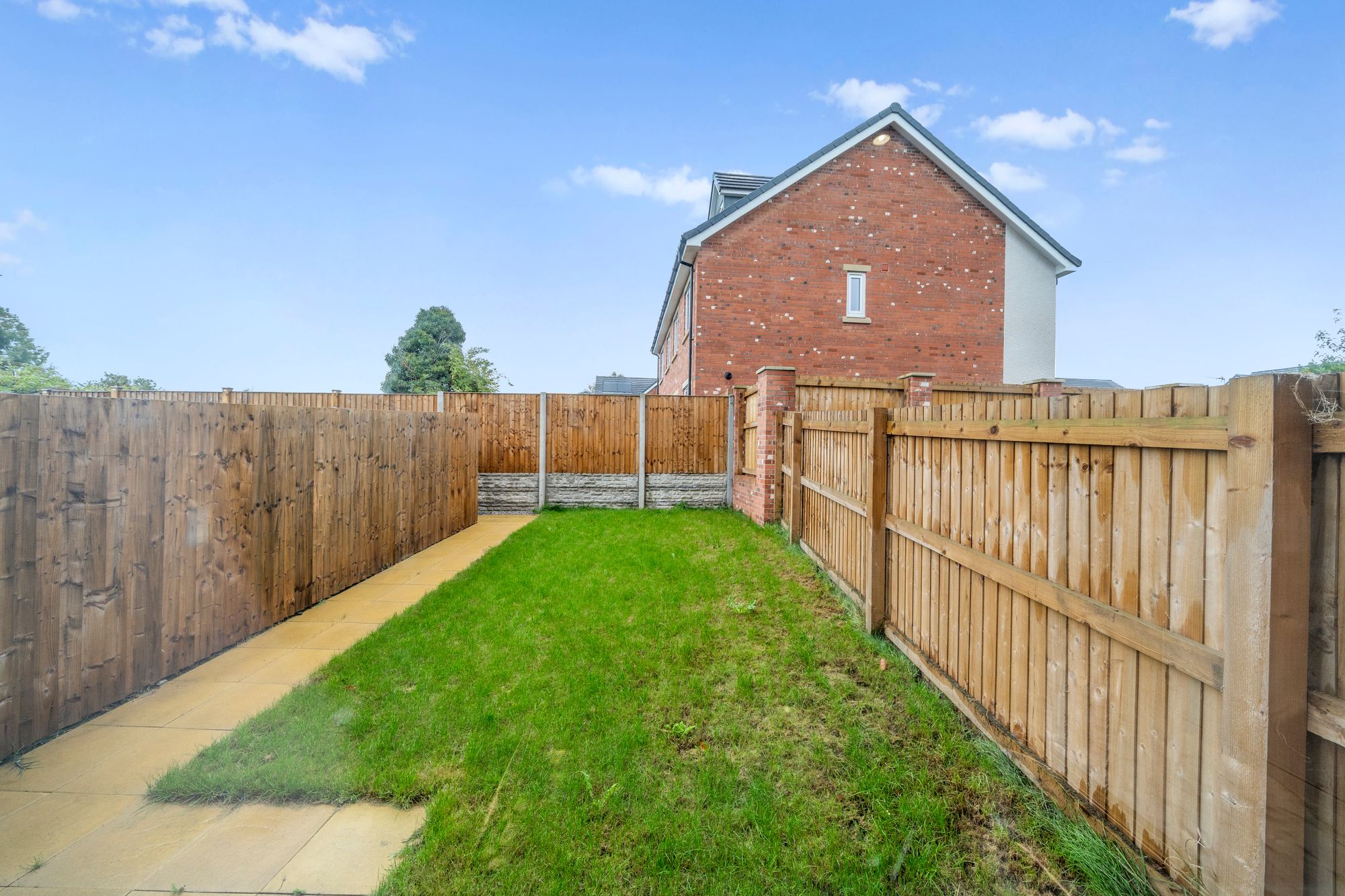 Halis Court, Hale Village, L24