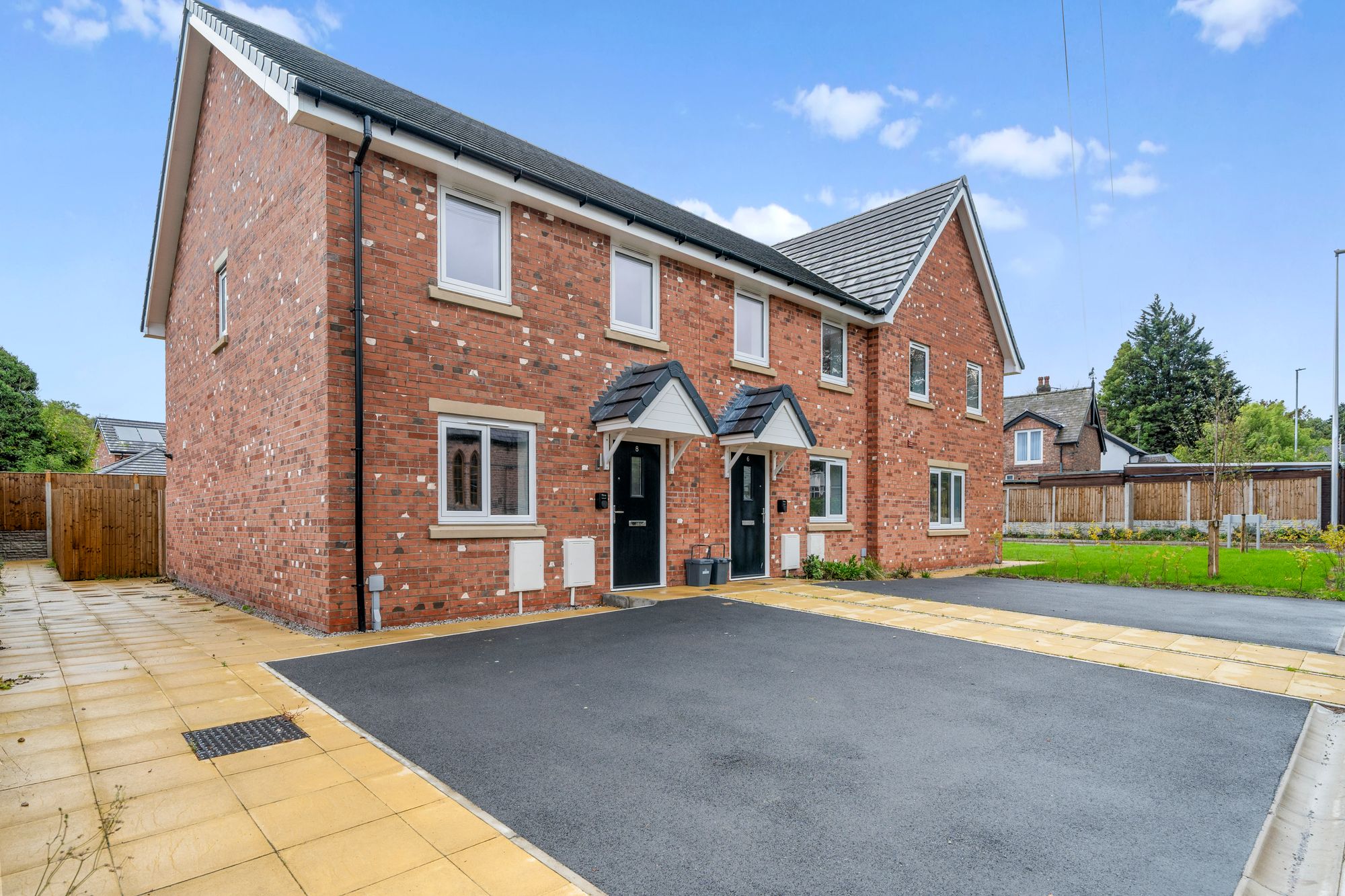 Halis Court, Hale Village, L24