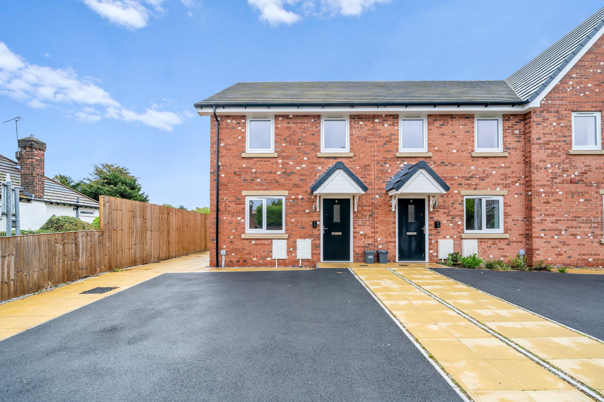 Halis Court, Hale Village, L24