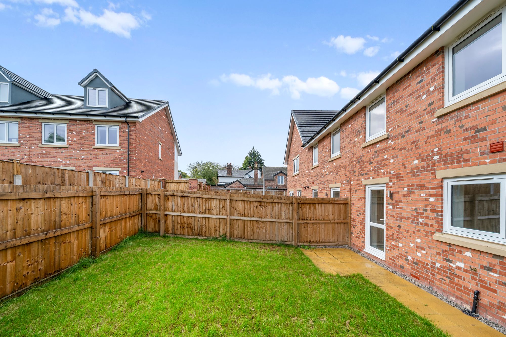 Halis Court, Hale Village, L24