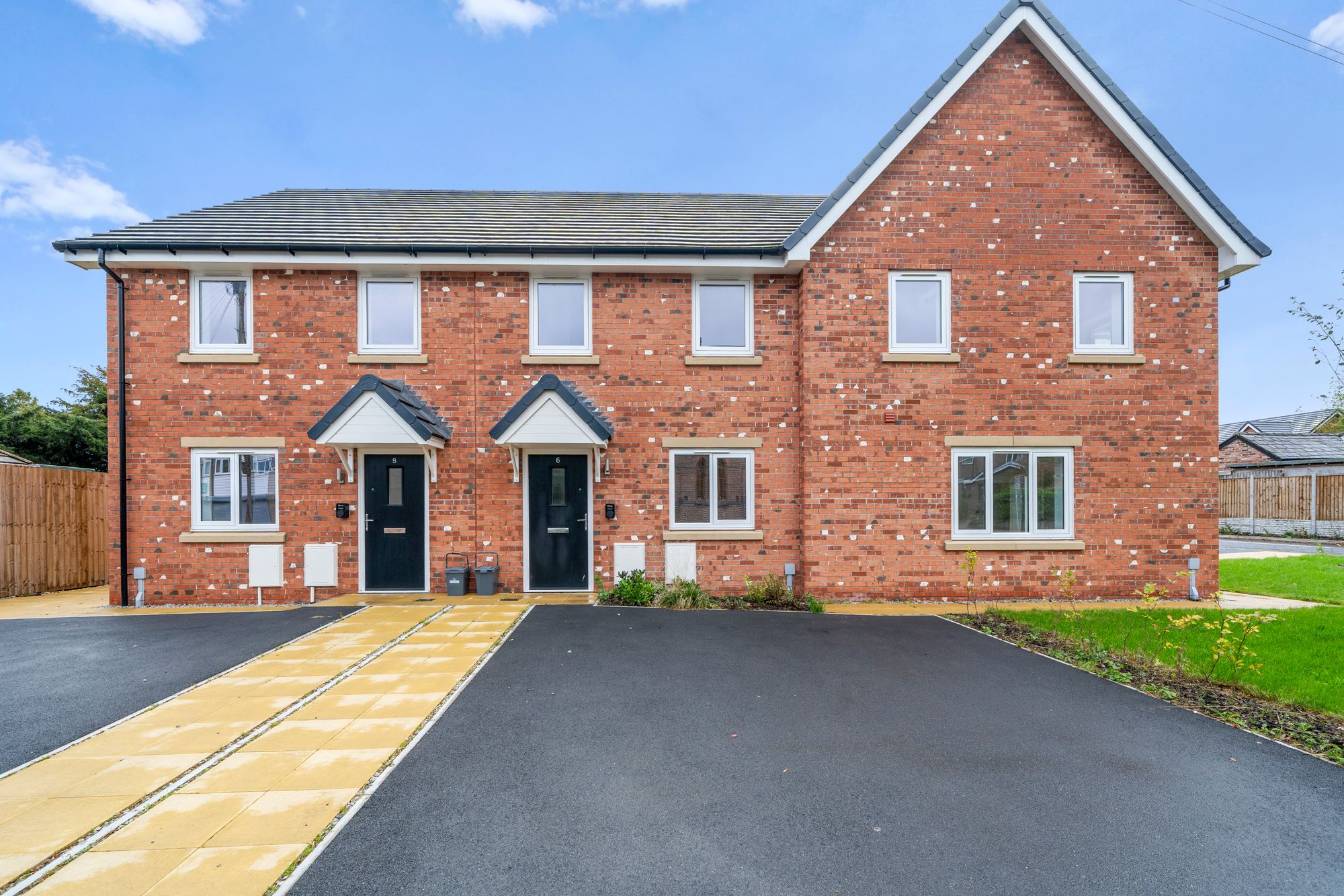 Halis Court, Hale Village, L24