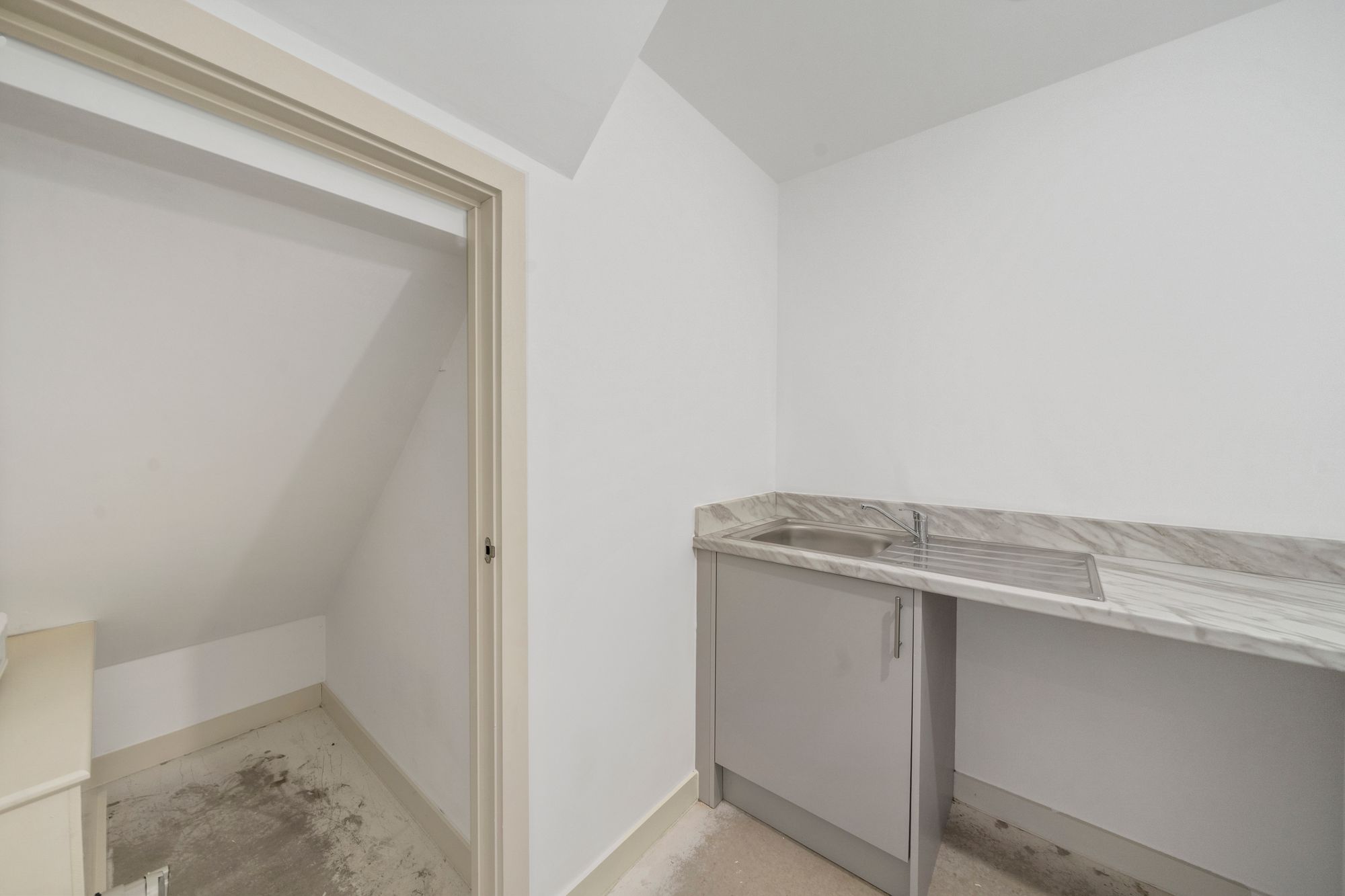 Halis Court, Hale Village, L24