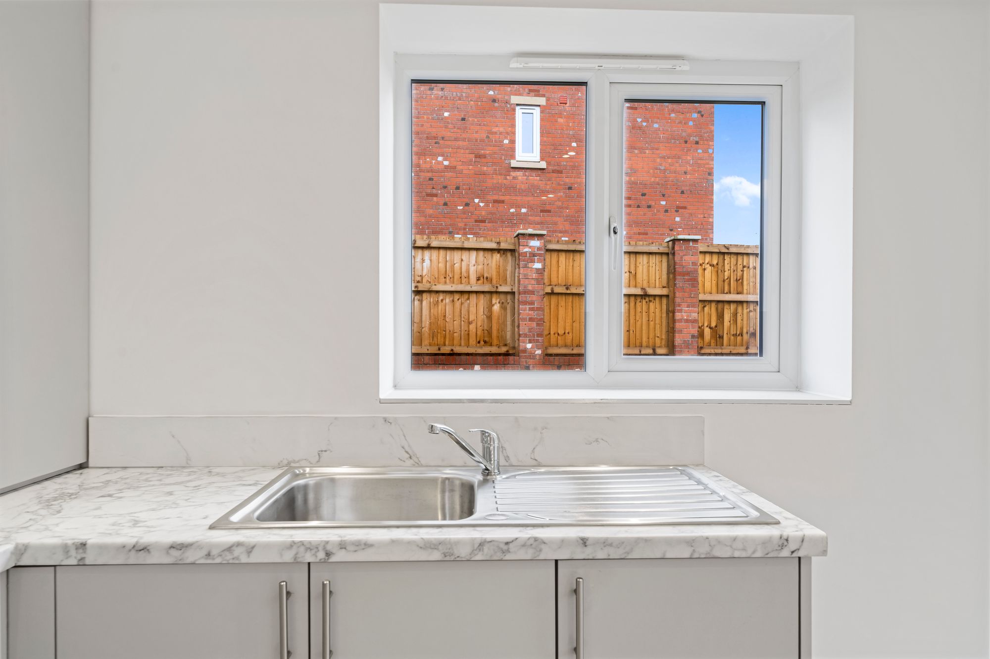 Halis Court, Hale Village, L24