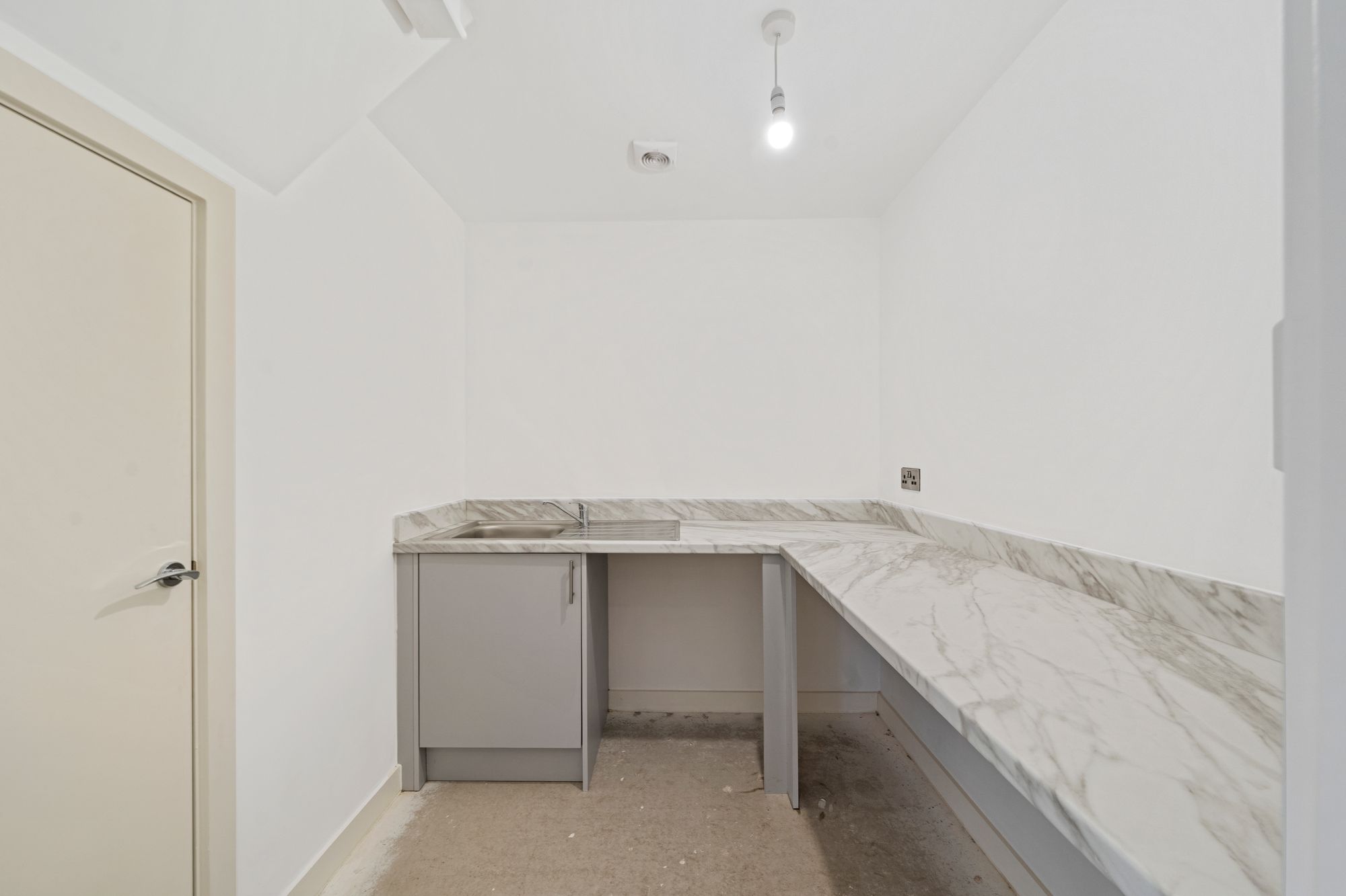 Halis Court, Hale Village, L24