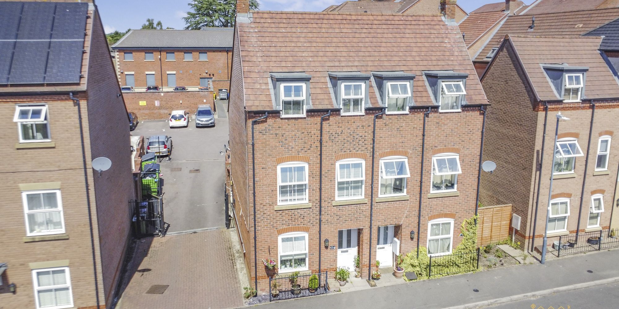 12 Larch Close, Nuneaton, CV10 9FE