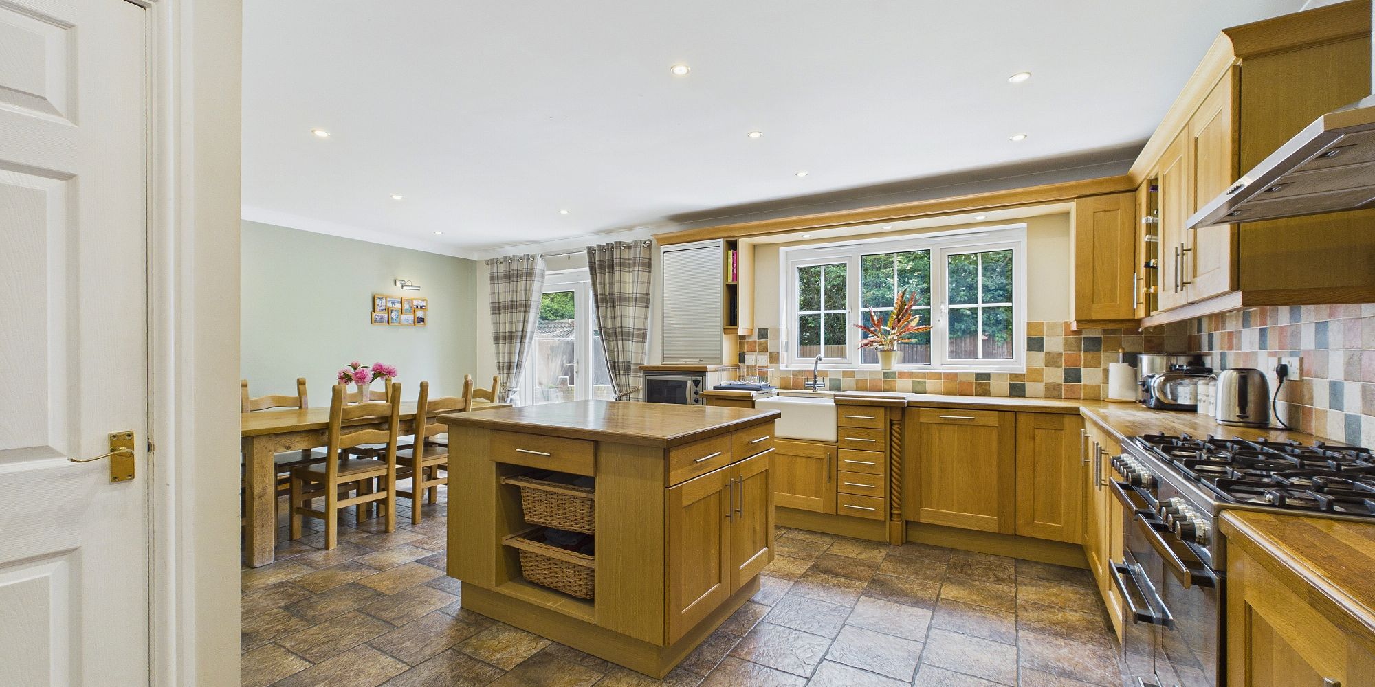 Chester Road, Broughton, CH4