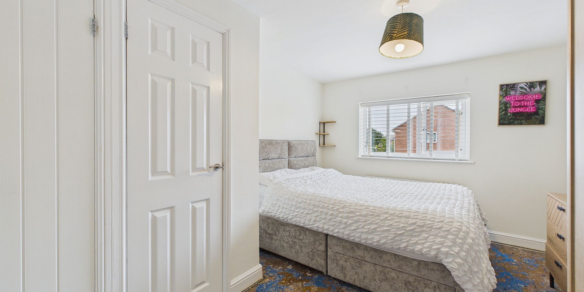Queens Crescent, Upton, CH2