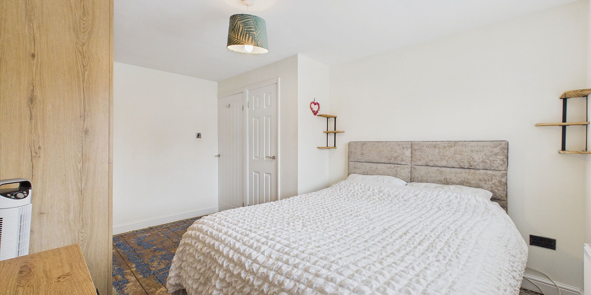 Queens Crescent, Upton, CH2