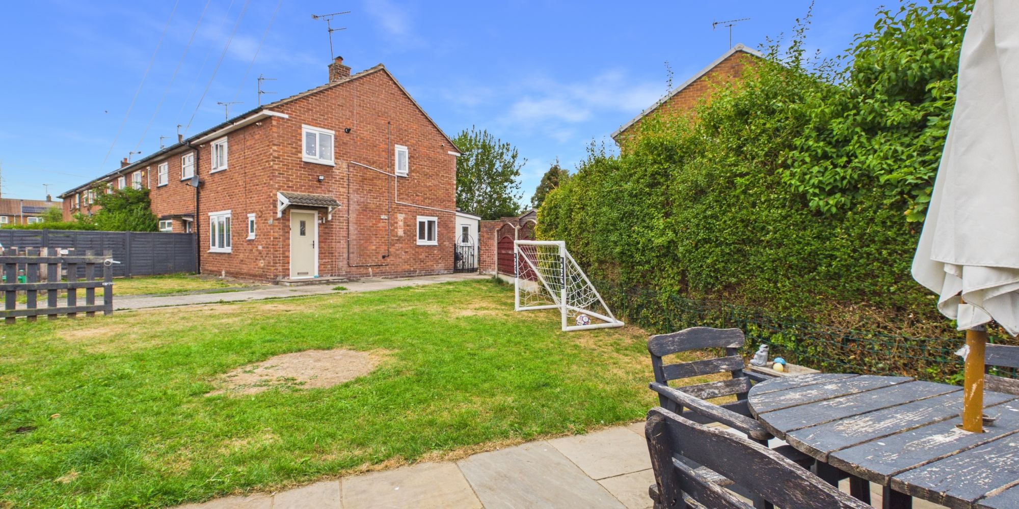 Queens Crescent, Upton, CH2