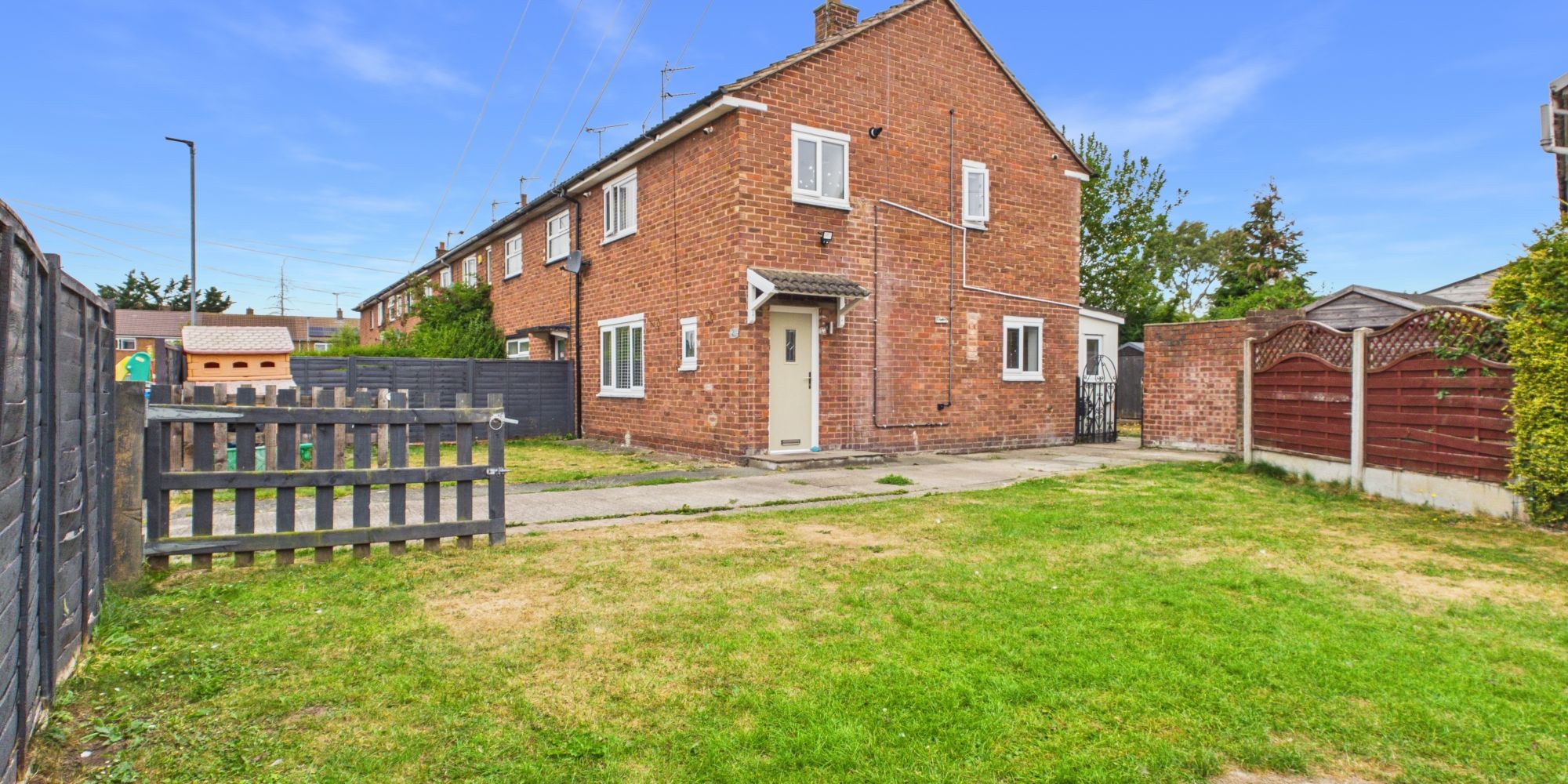 Queens Crescent, Upton, CH2